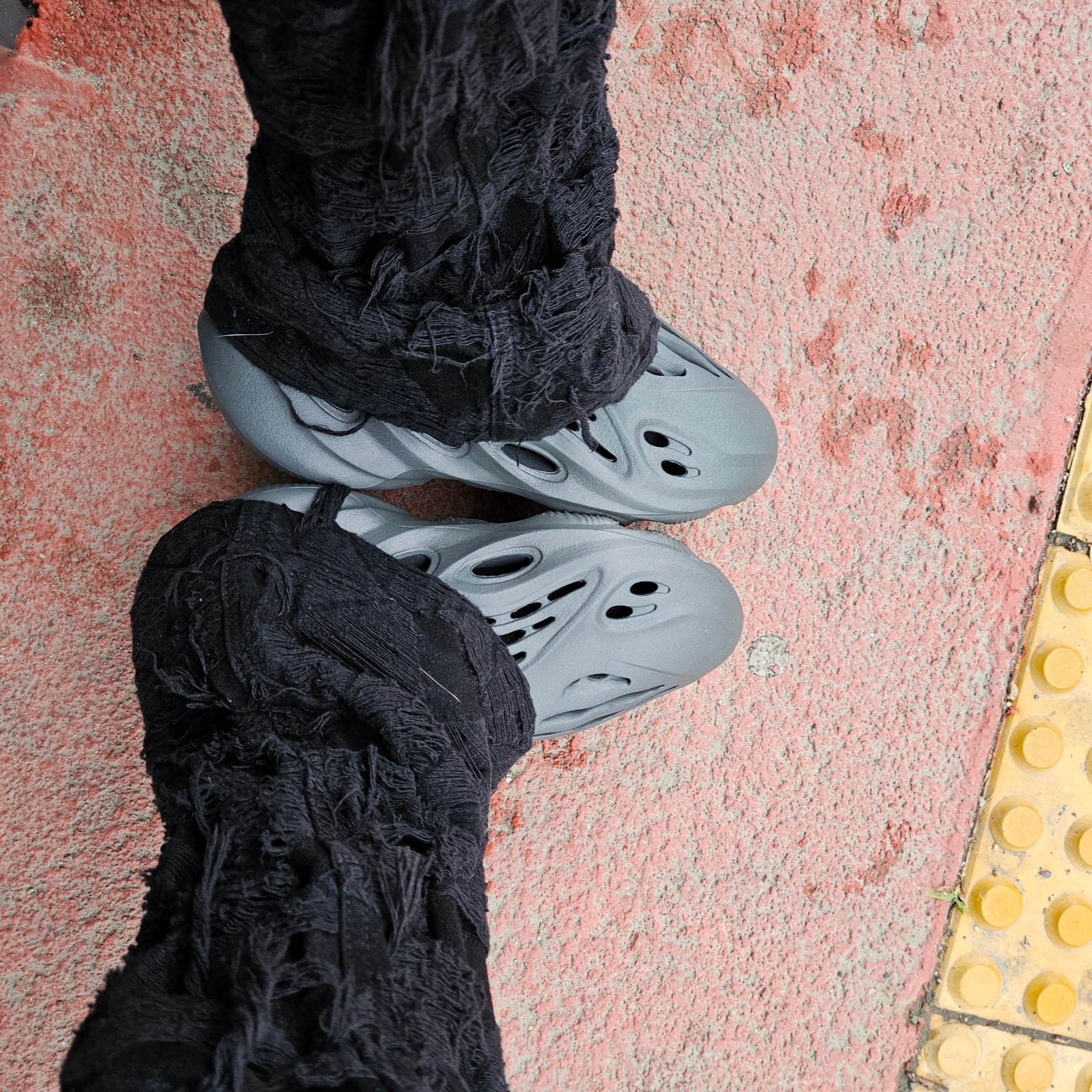 Adidas Yeezy Foam RNNR Carbon 착용 스타일 - 3
