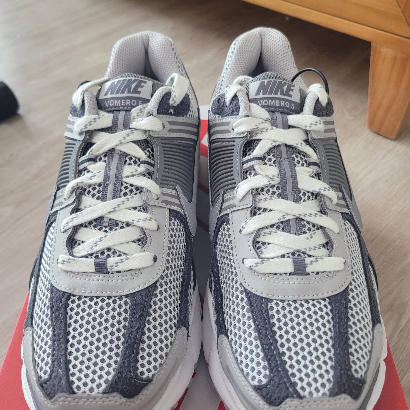 Nike Zoom Vomero 5 PRM Light Iron Ore and Flat Fewter 착용 스타일 - 2
