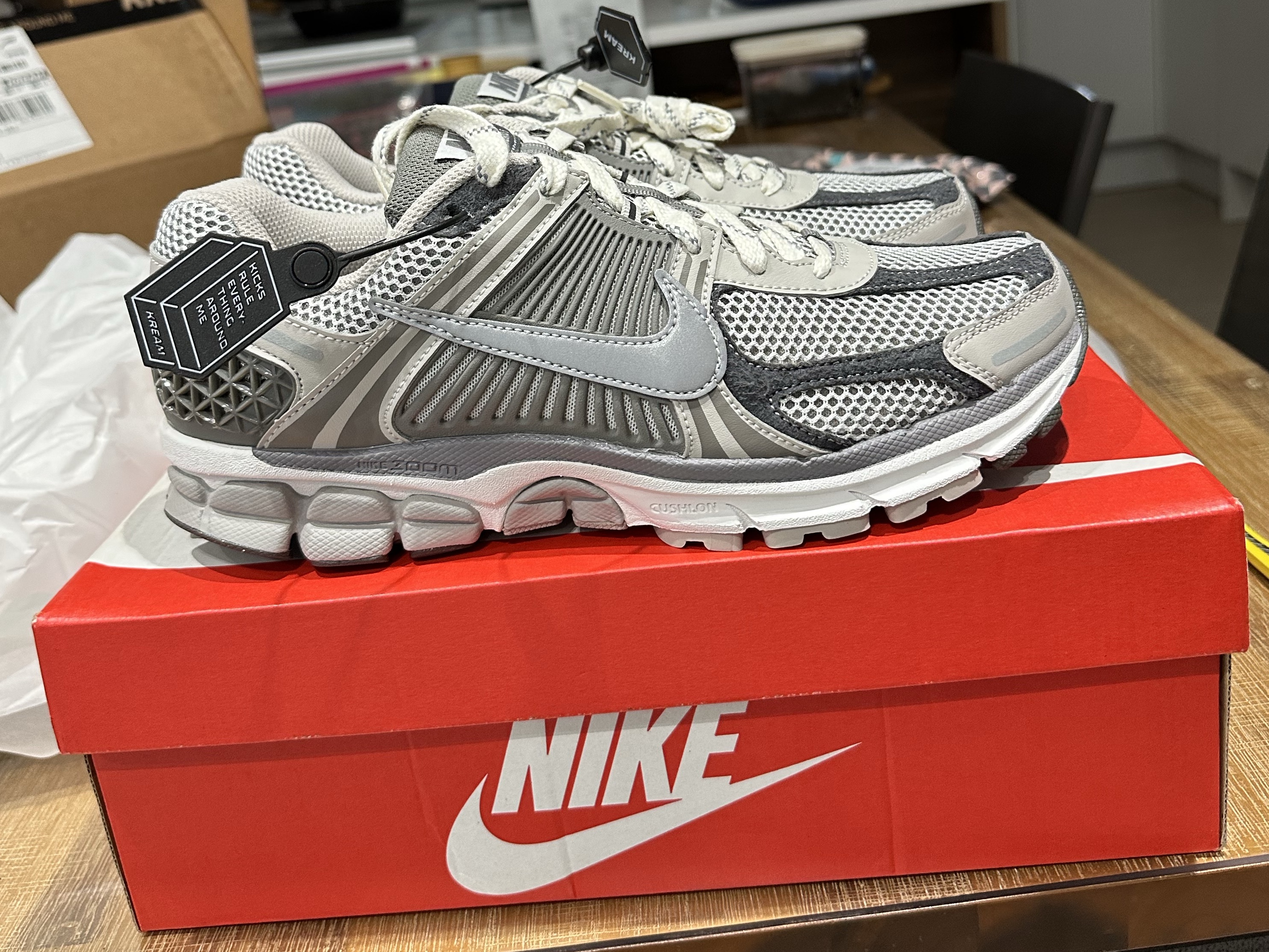 Nike Zoom Vomero 5 PRM Light Iron Ore and Flat Fewter 착용 스타일