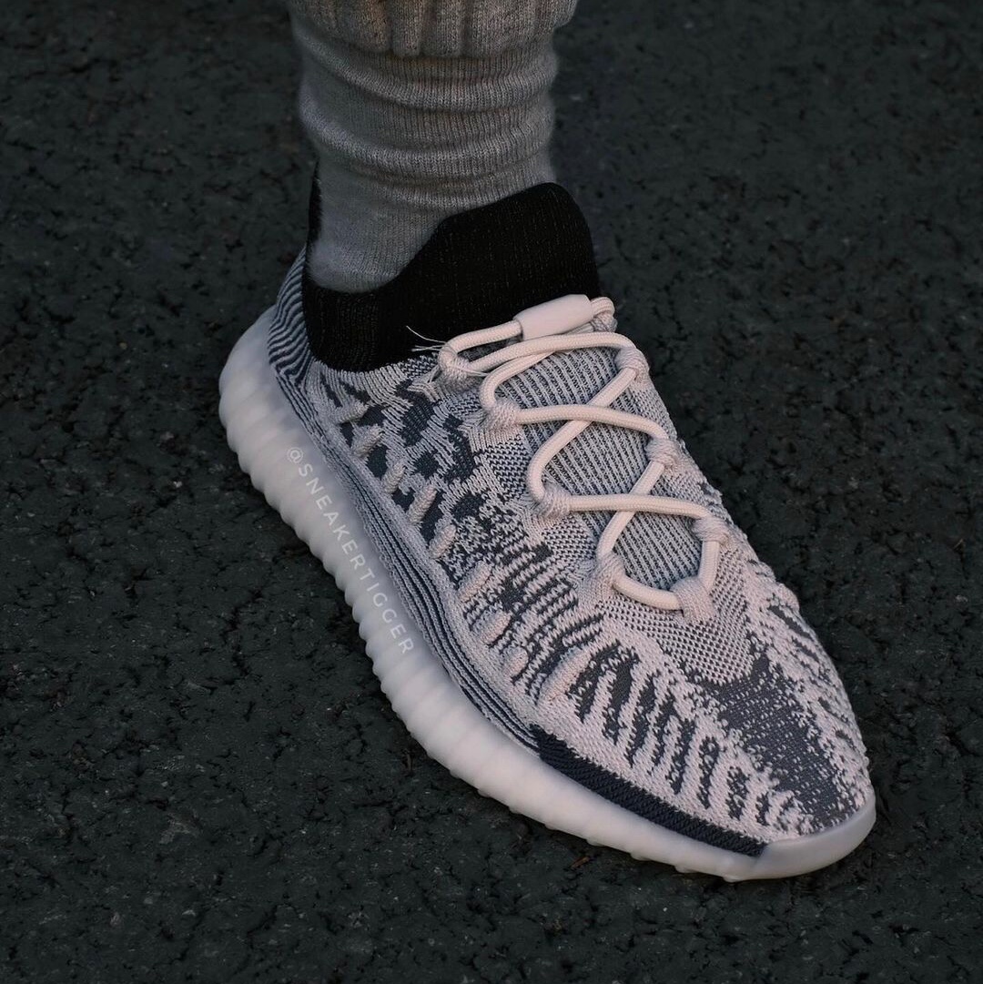 Adidas Yeezy 350 V2 CMPCT Slate White 착용 스타일