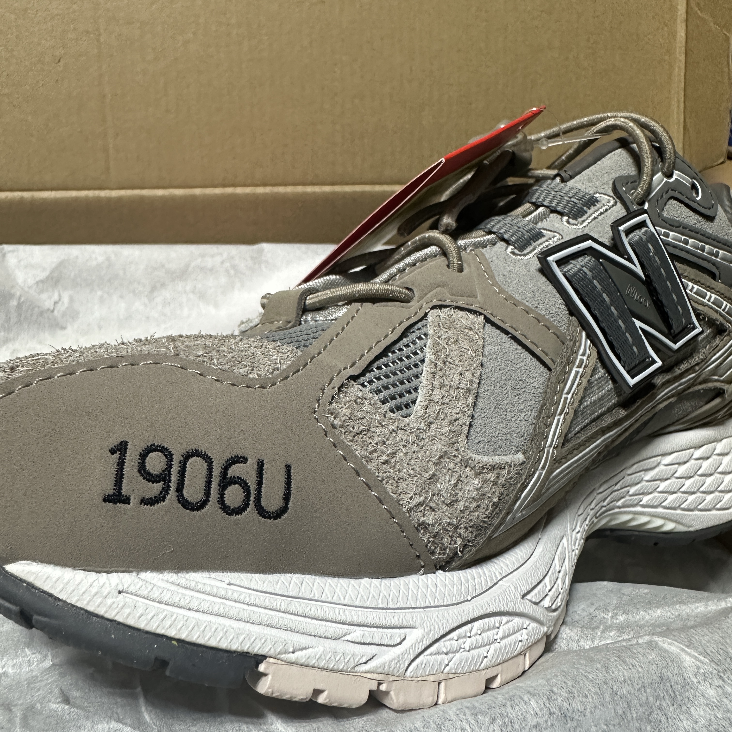 New Balance x Invincible x N.Hoolywood 1906U Grey 착용 스타일 - 2