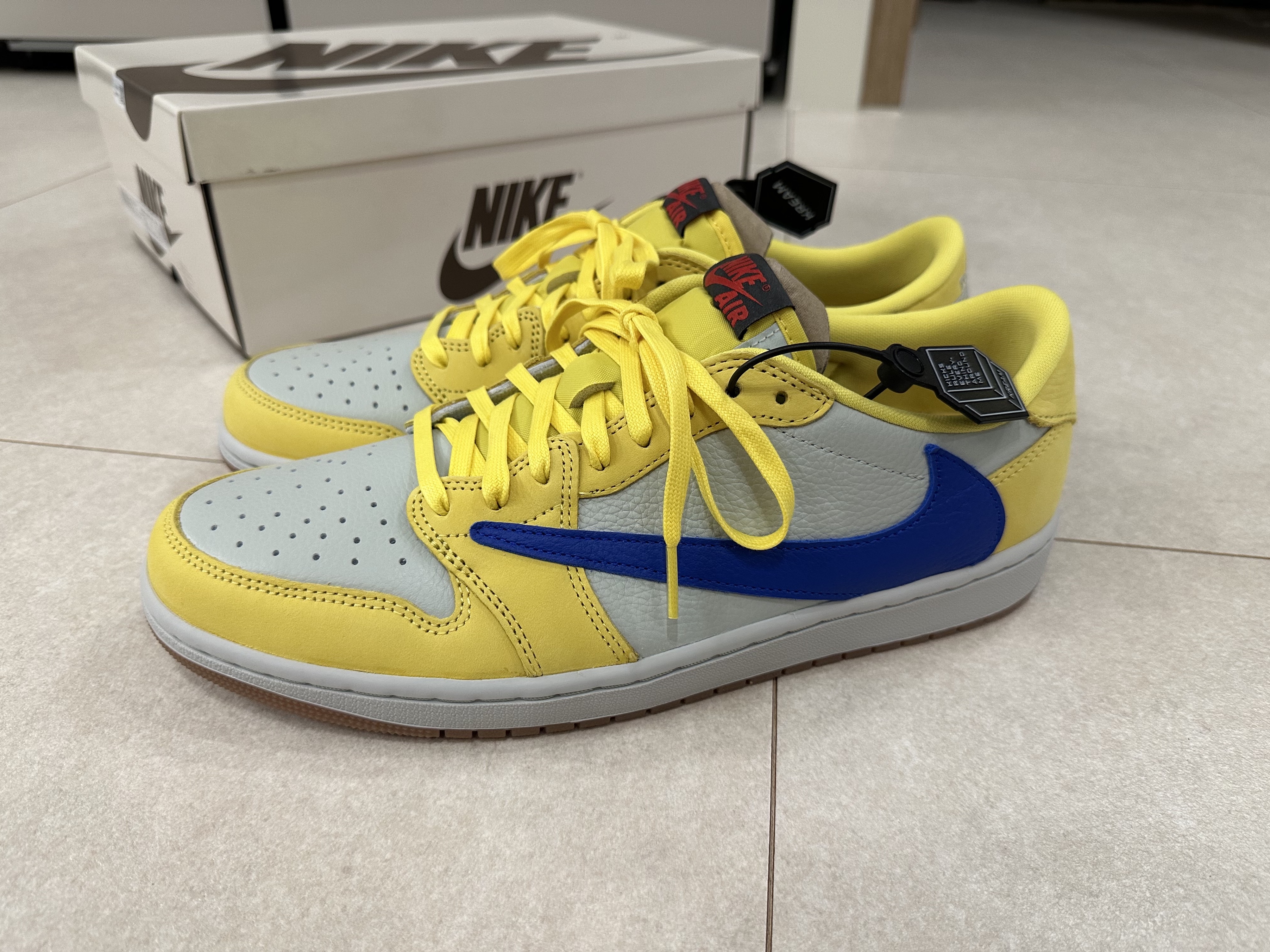 (W) Jordan 1 x Travis Scott Retro Low OG SP Canary 착용 스타일 - 1