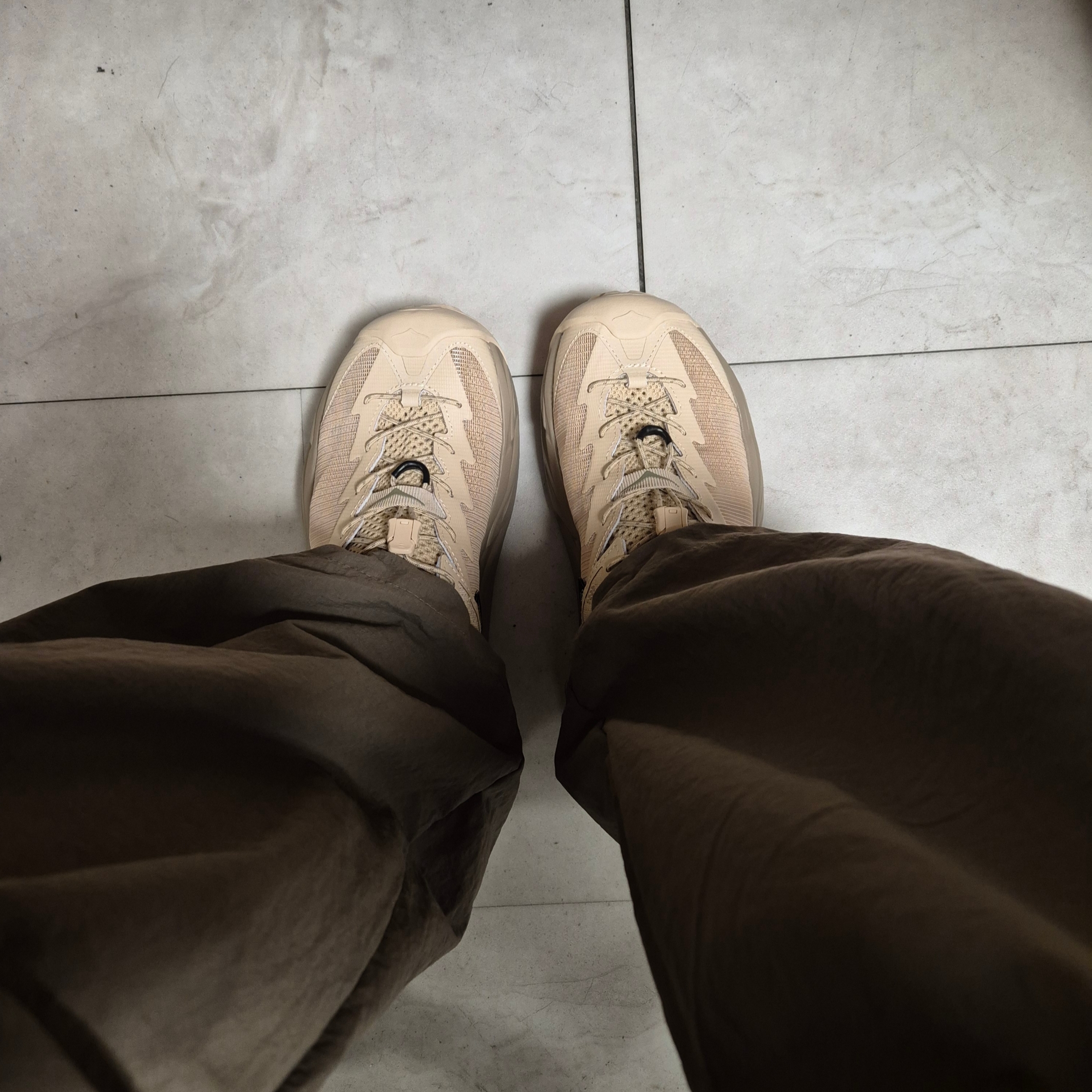 Hoka Hopara 2 Shifting Sand 착용 스타일