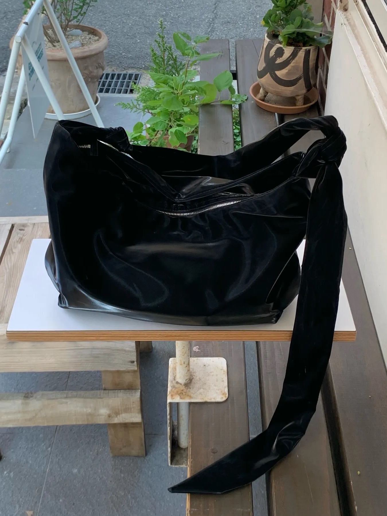 ACOC Glossy Halfmoon Cross Bag Black 착용 스타일 - 5