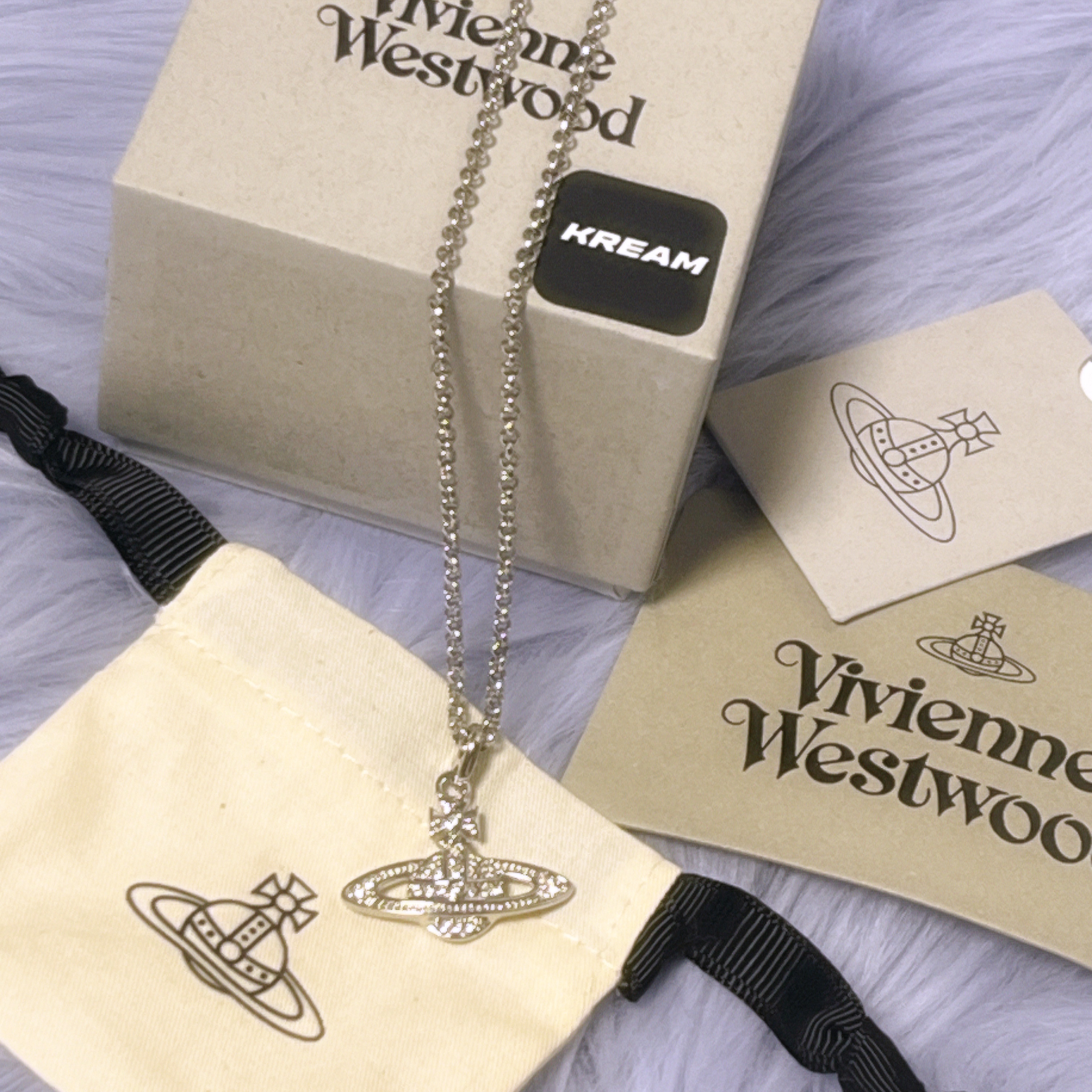 Vivienne Westwood Mini Bas Relief Pendant Silver 착용 스타일 - 2