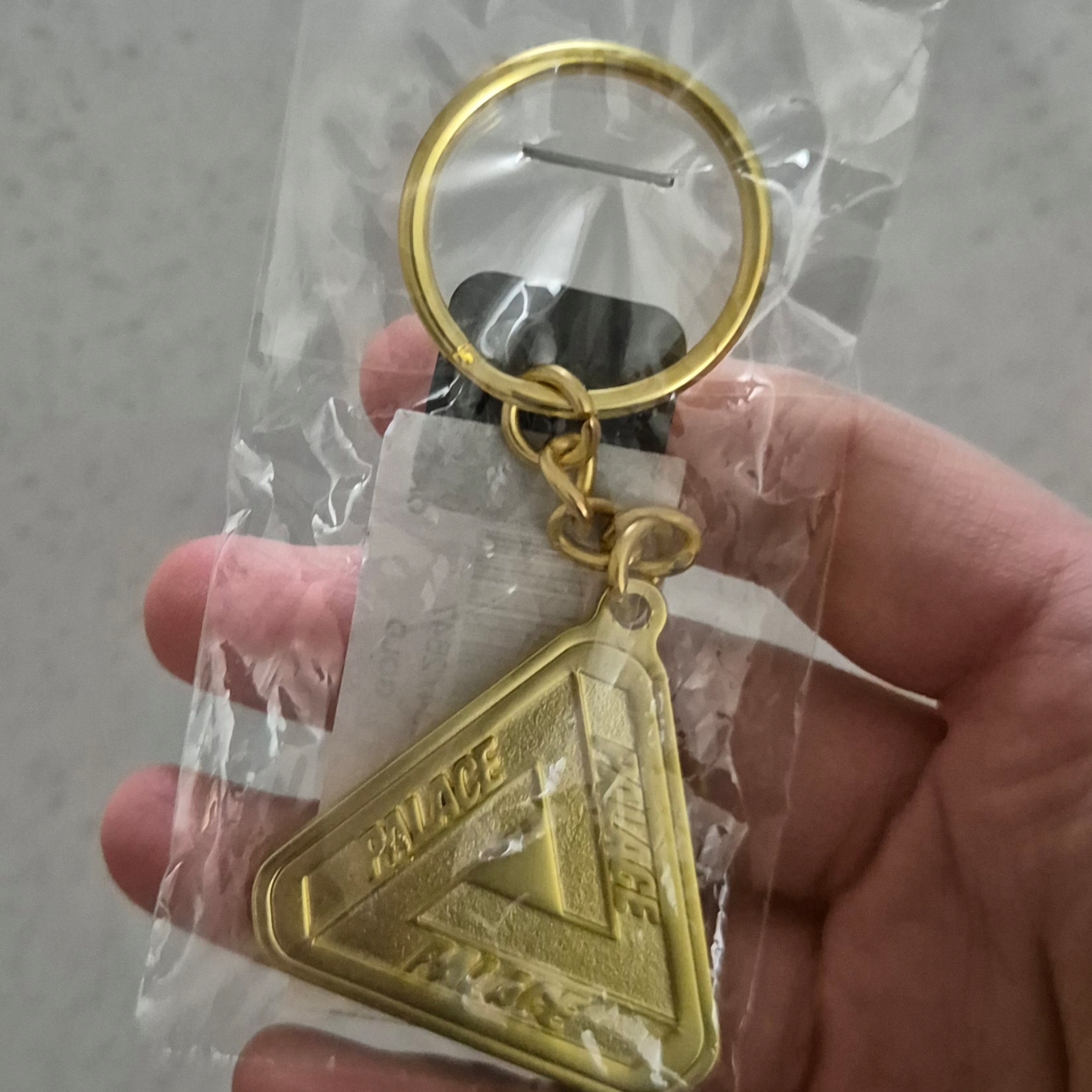 Palace Tri-Ferg Metal Keyring Gold - 20SS 착용 스타일