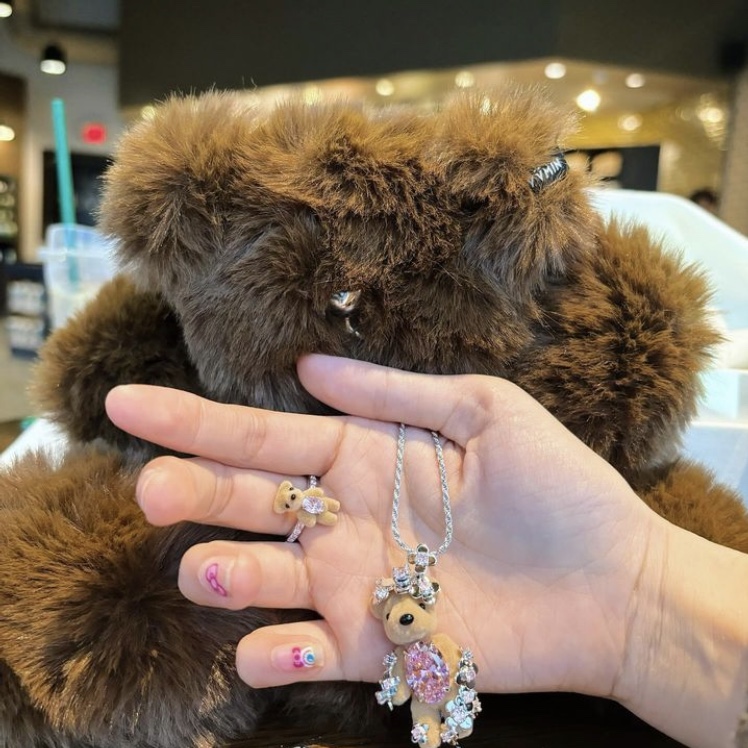 Yvmin Mini Flocked Bear Band Ring Pink - 24FW, Yvmin Flocked Bear Chain Necklace Brown - 24FW 착용 스타일 - 1