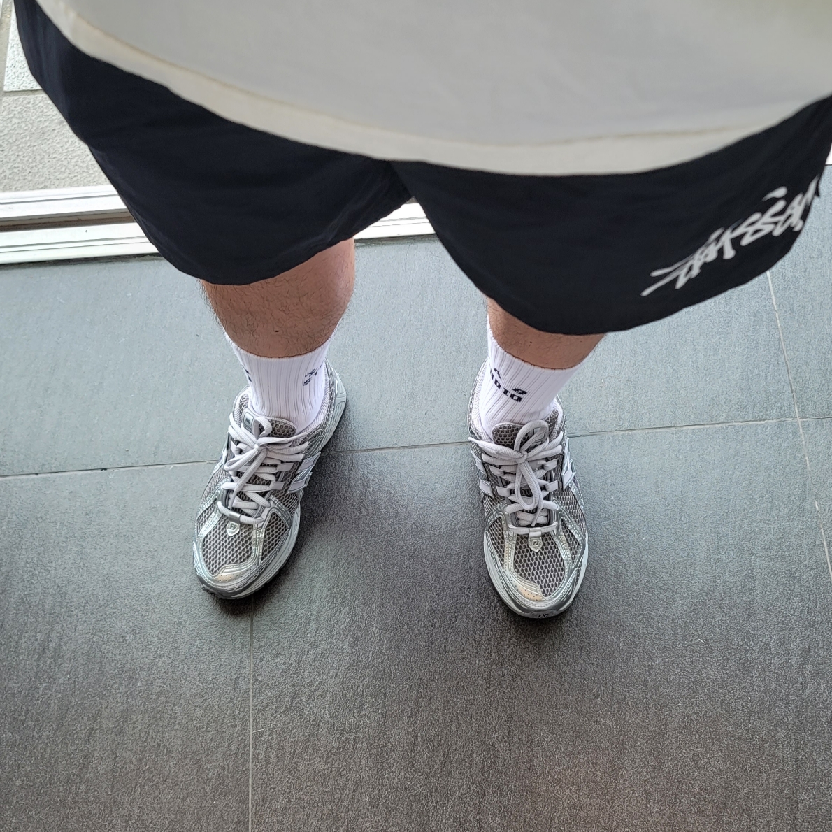 New Balance 1906R Harbor Grey Silver Metalic, Stussy Big Basic Water Shorts Black 착용 스타일 - 1