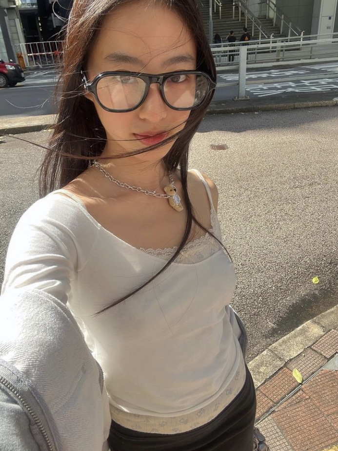 Yvmin Tilted Heart Zircon Furry Bear Chain Necklace Brown Pink - 24FW, Yvmin Furry Bear Pearl Necklace Brown - 24FW 착용 스타일 - 6