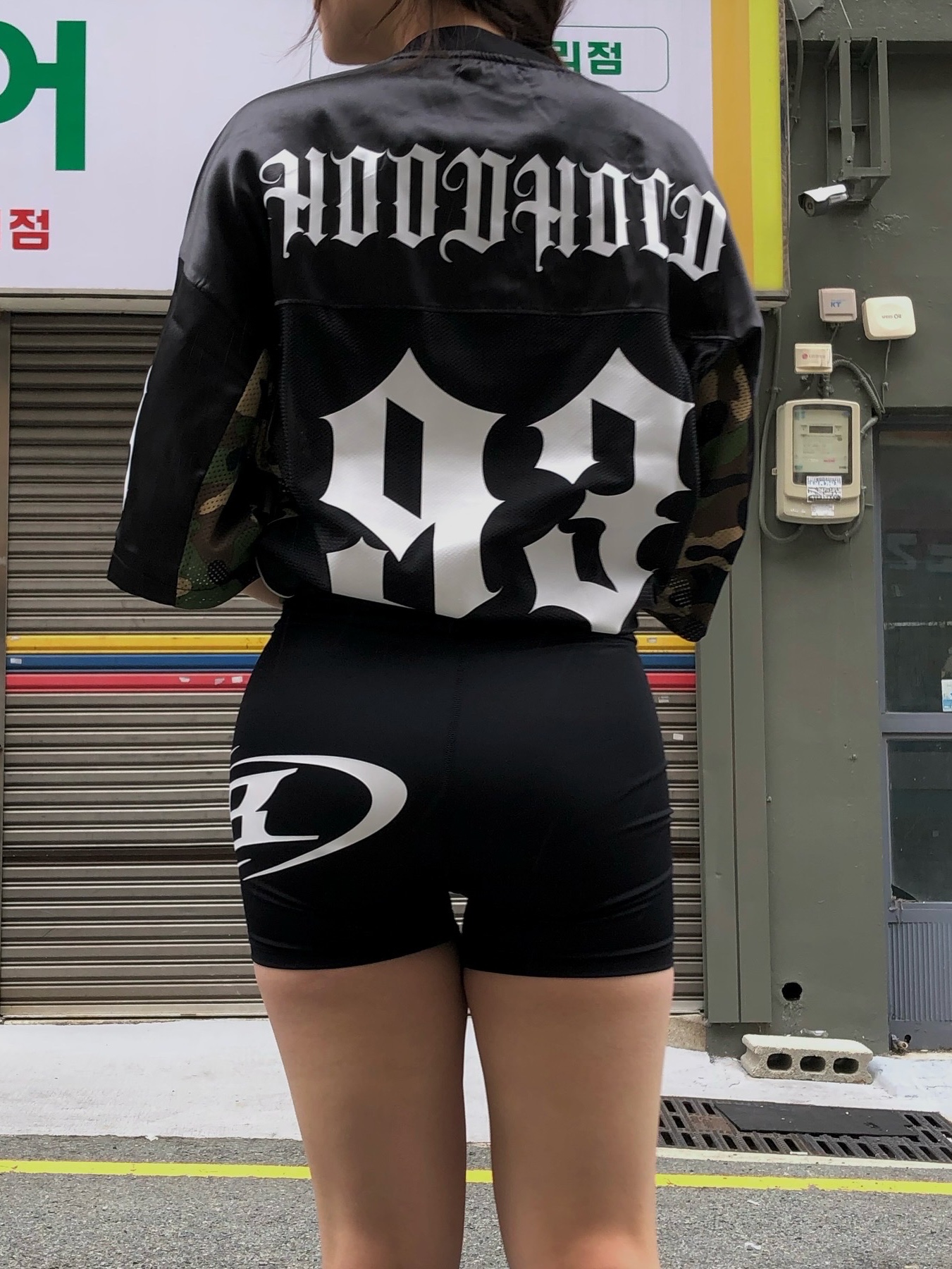 BORN TO WIN B Logo 3.5 Biker Shorts Black, Jordan 1 Retro High OG Pine Green Black 착용 스타일 - 4