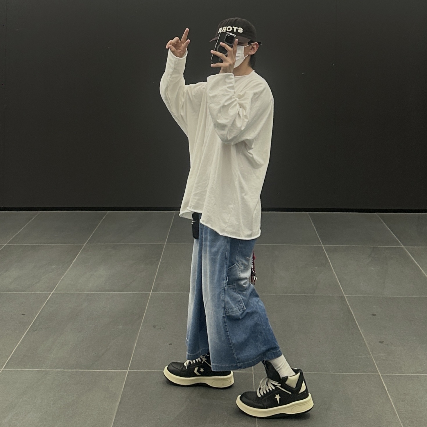 Yeezy Vultures Long Sleeve T-Shirt White, Converse x Drkshdw Turbowpn Black Cream 착용 스타일 - 2