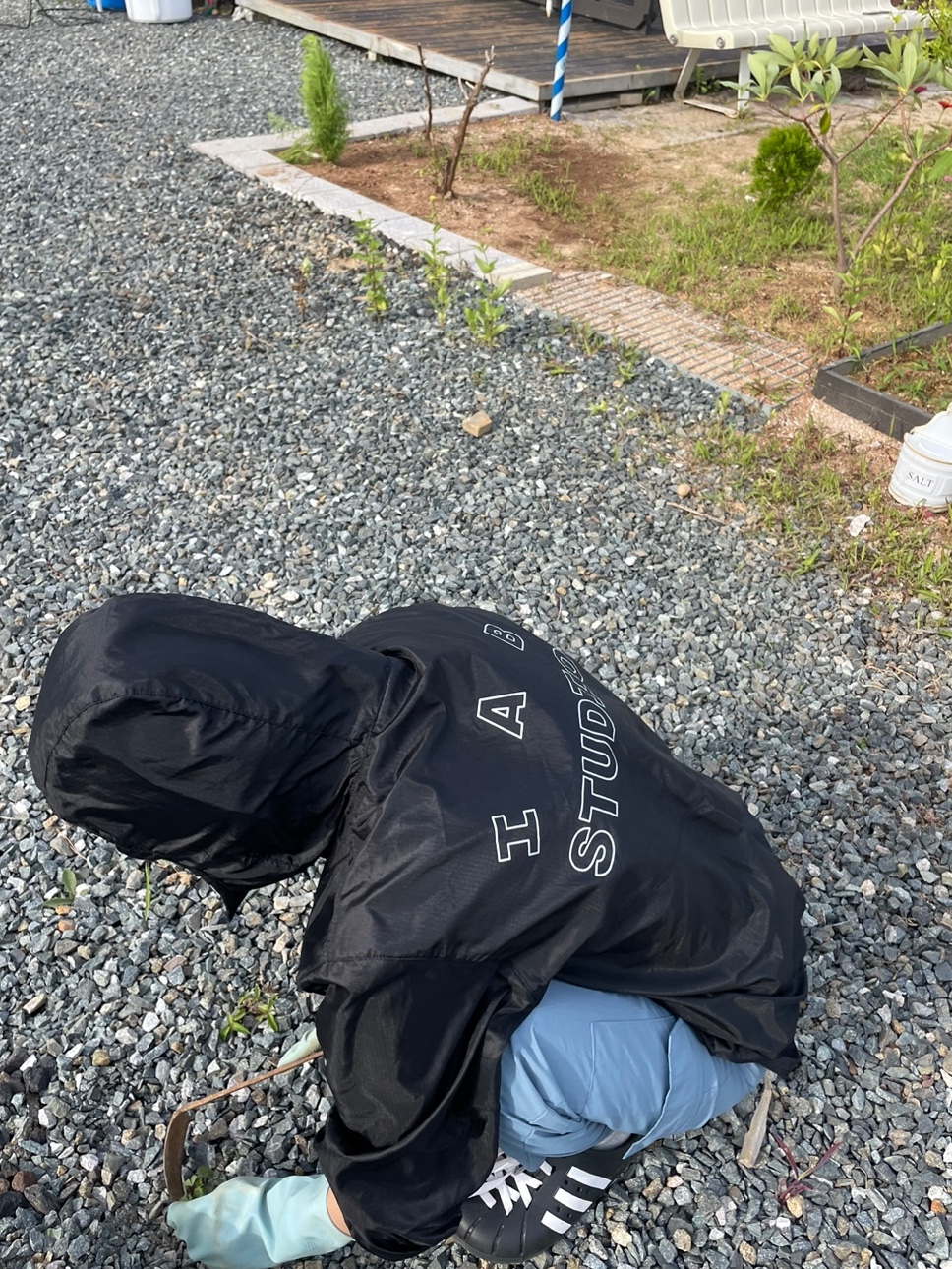 IAB Studio Ripstop Wind Jacket Black, Adidas Adilette Clog Black White 착용 스타일 - 1