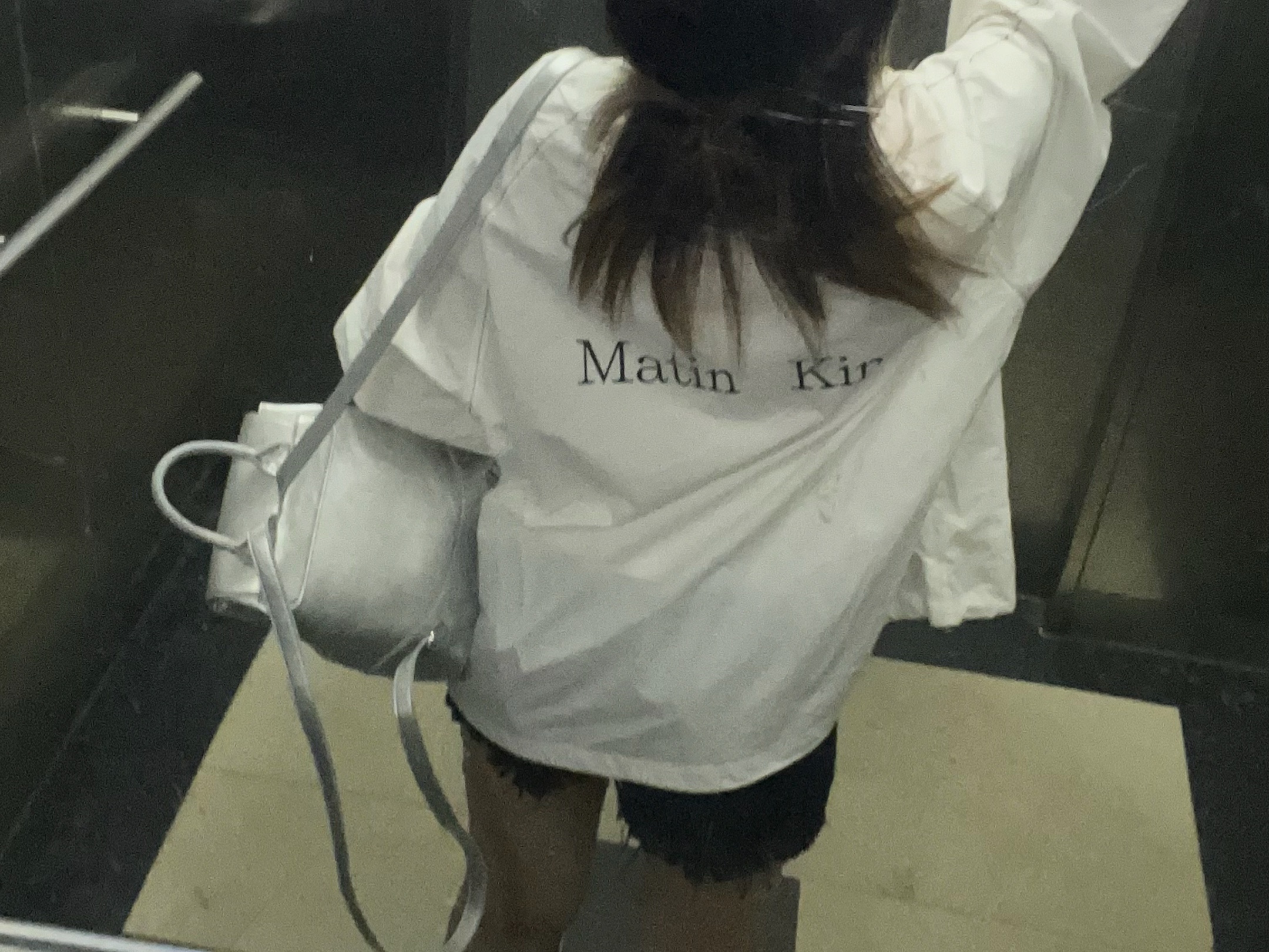 (W) Matin Kim Logo Coating Jumper Ivory 착용 스타일