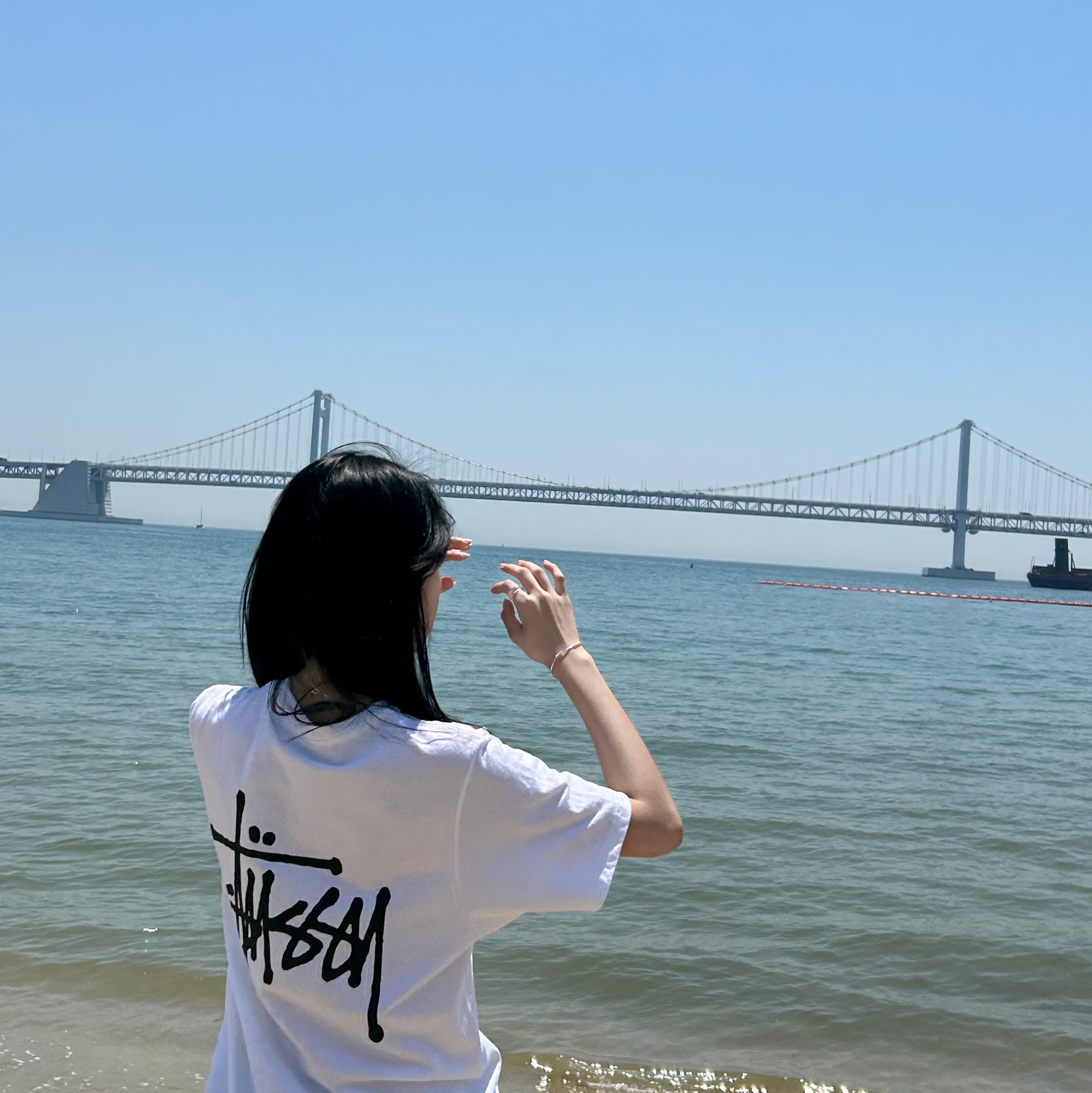 Stussy Basic Stussy T-Shirt White 2024, 2025, Adidas Superstar Core Black White 착용 스타일 - 3