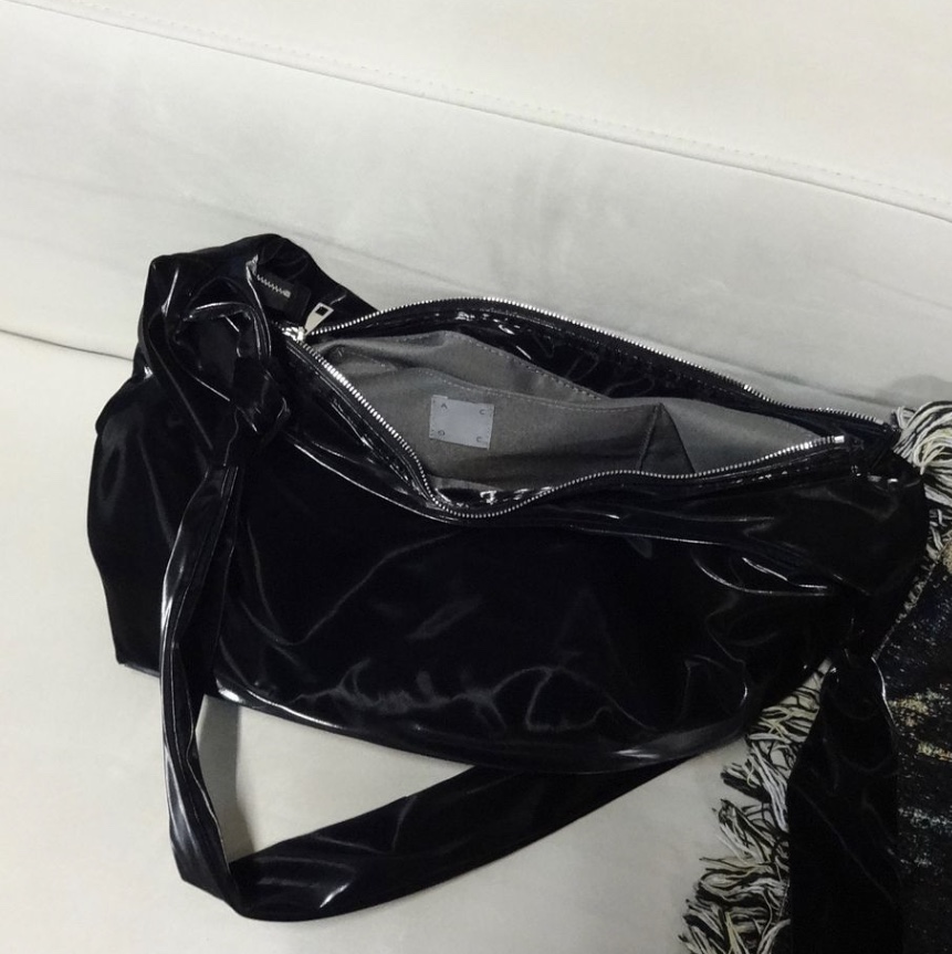 ACOC Glossy Halfmoon Cross Bag Cream, ACOC Glossy Halfmoon Cross Bag Black 착용 스타일
