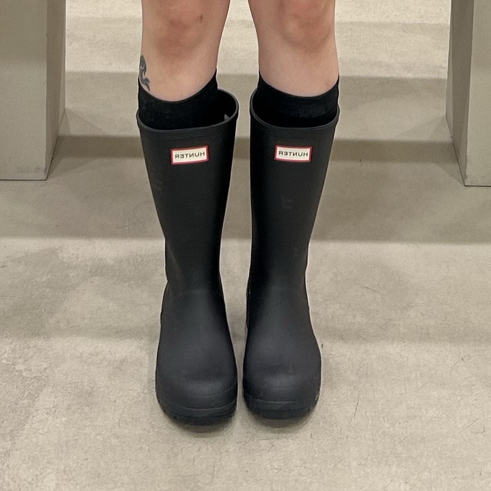 (W) Hunter Play Tall Wellington Rain Boots Black 착용 스타일