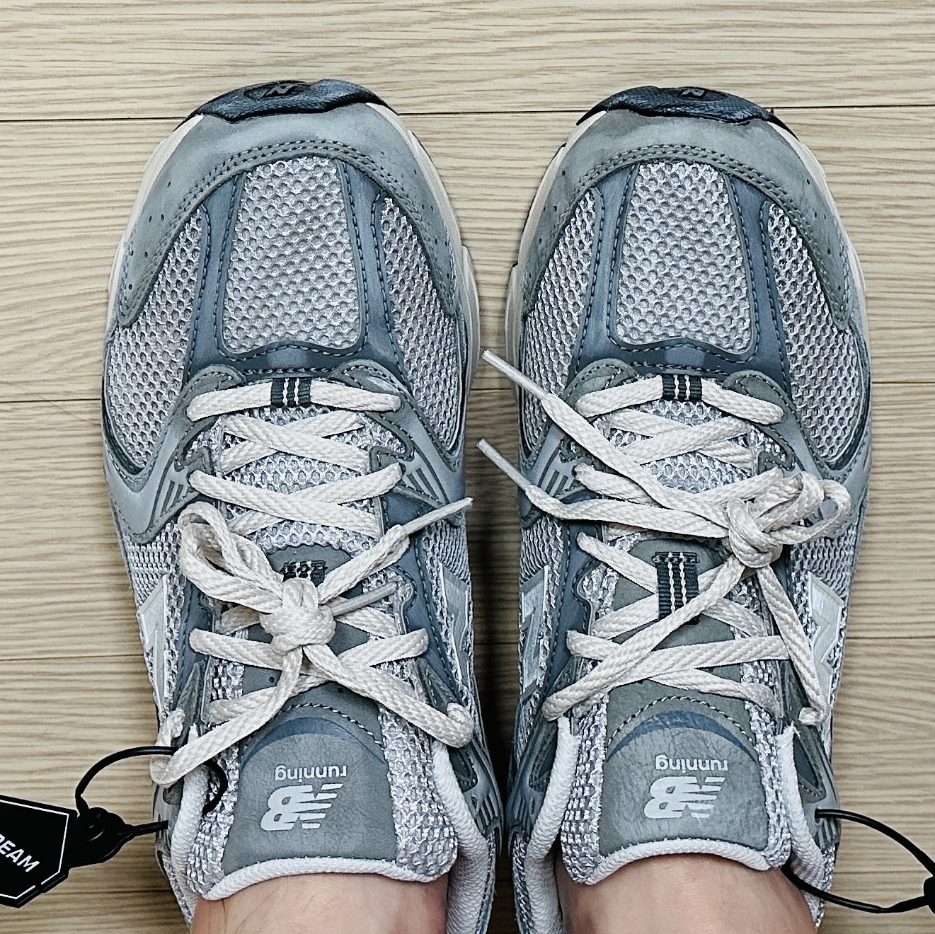 New Balance 530 Premium Vintage Grey Matter 착용 스타일 - 2