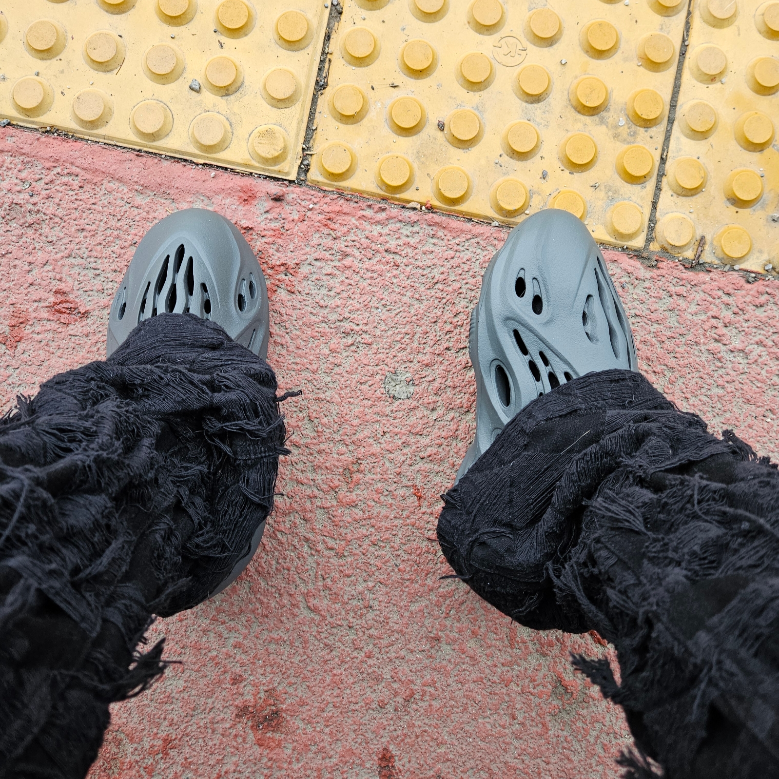 Adidas Yeezy Foam RNNR Carbon 착용 스타일 - 2
