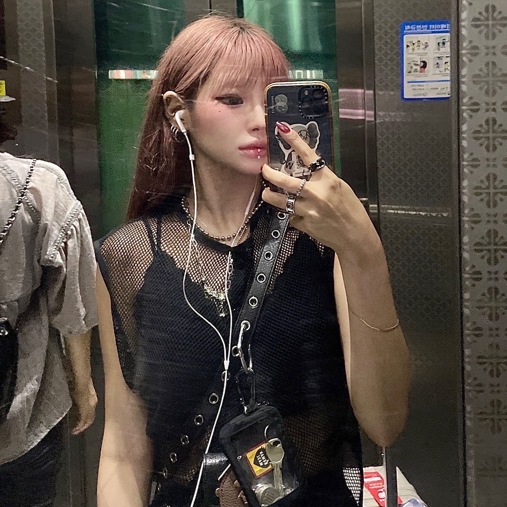 Balenciaga Le Cagole XS Flap Bag DIY Metalin Black, Human Made Military Card Case Black 착용 스타일