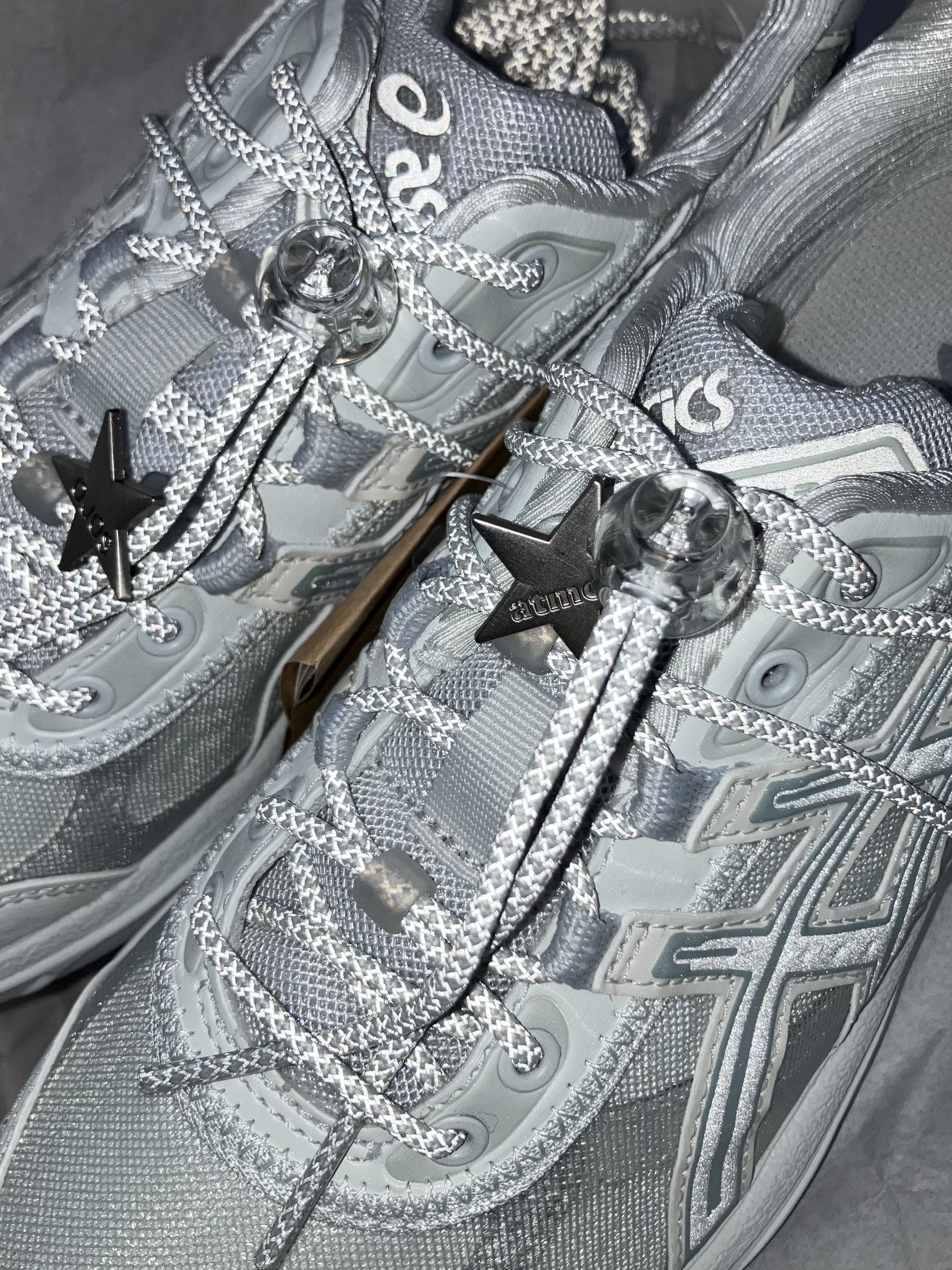 Asics x Atmos x Ojos Gel-1130 RE Glacier Grey Pure Silver, COS Quilted Mini Bag Black 착용 스타일 - 1
