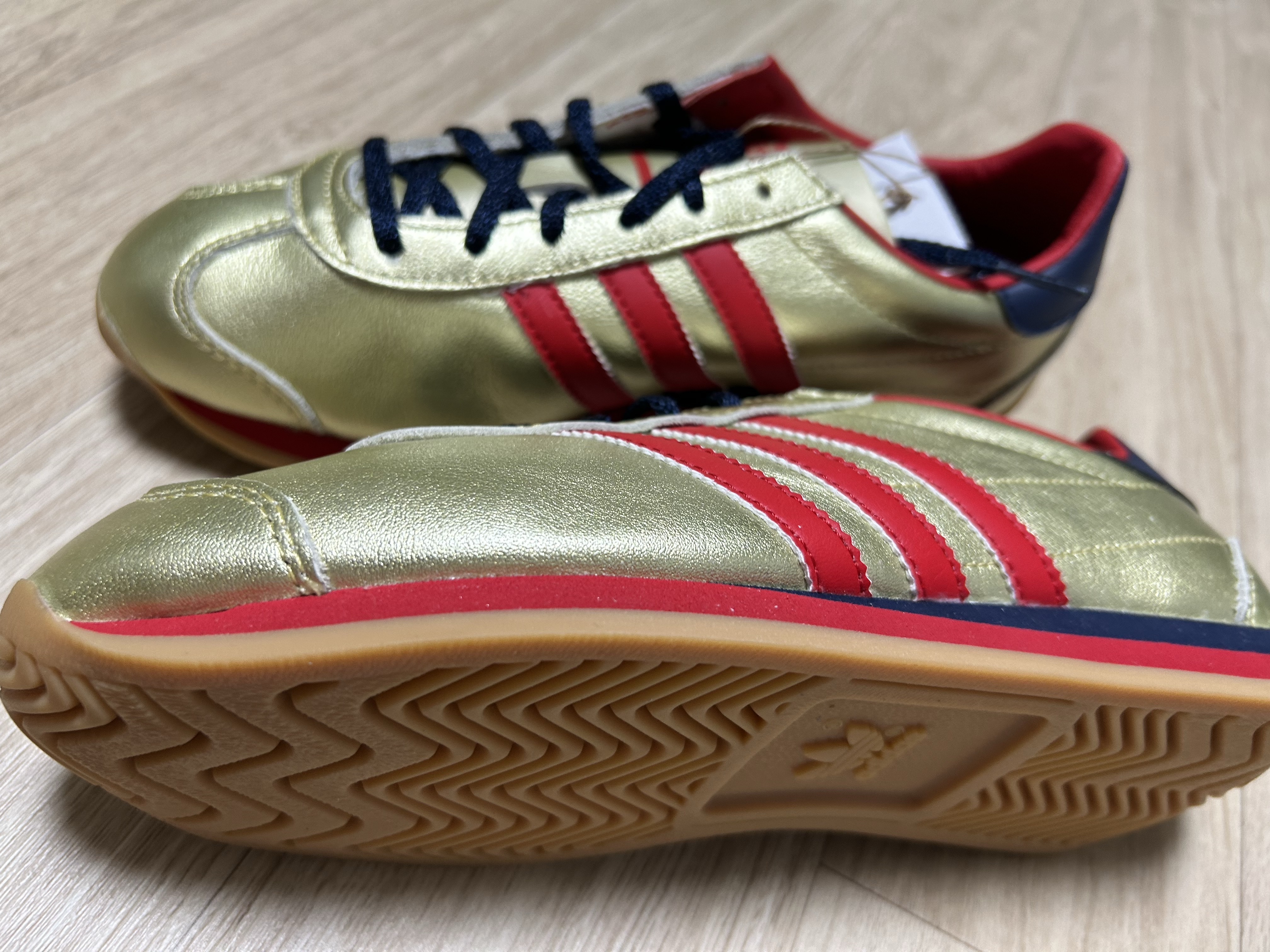Adidas Country OG Gold Metallic Better Scarlet 착용 스타일