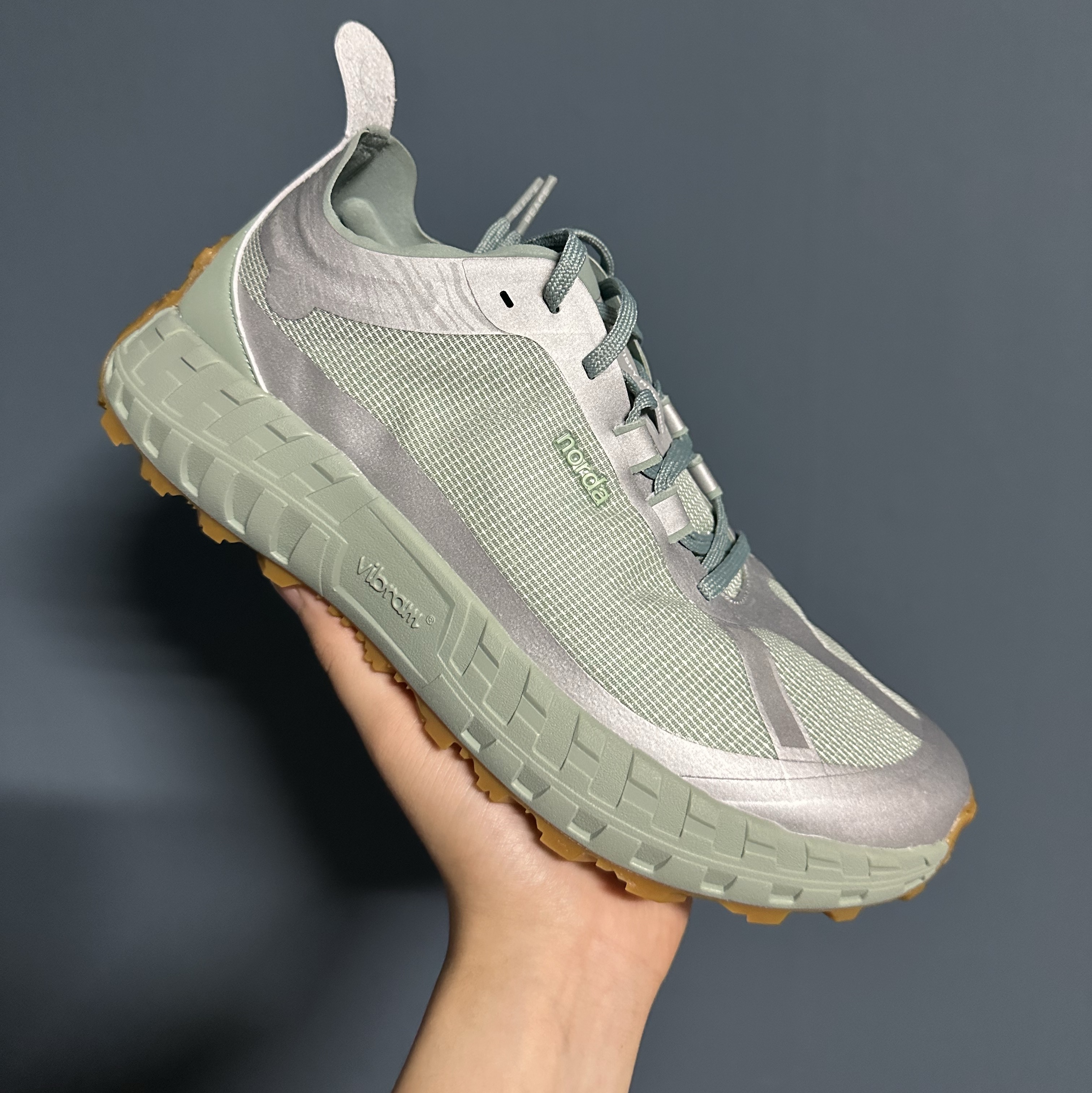 Norda x Satisfy 001 Jadeite 착용 스타일 - 1