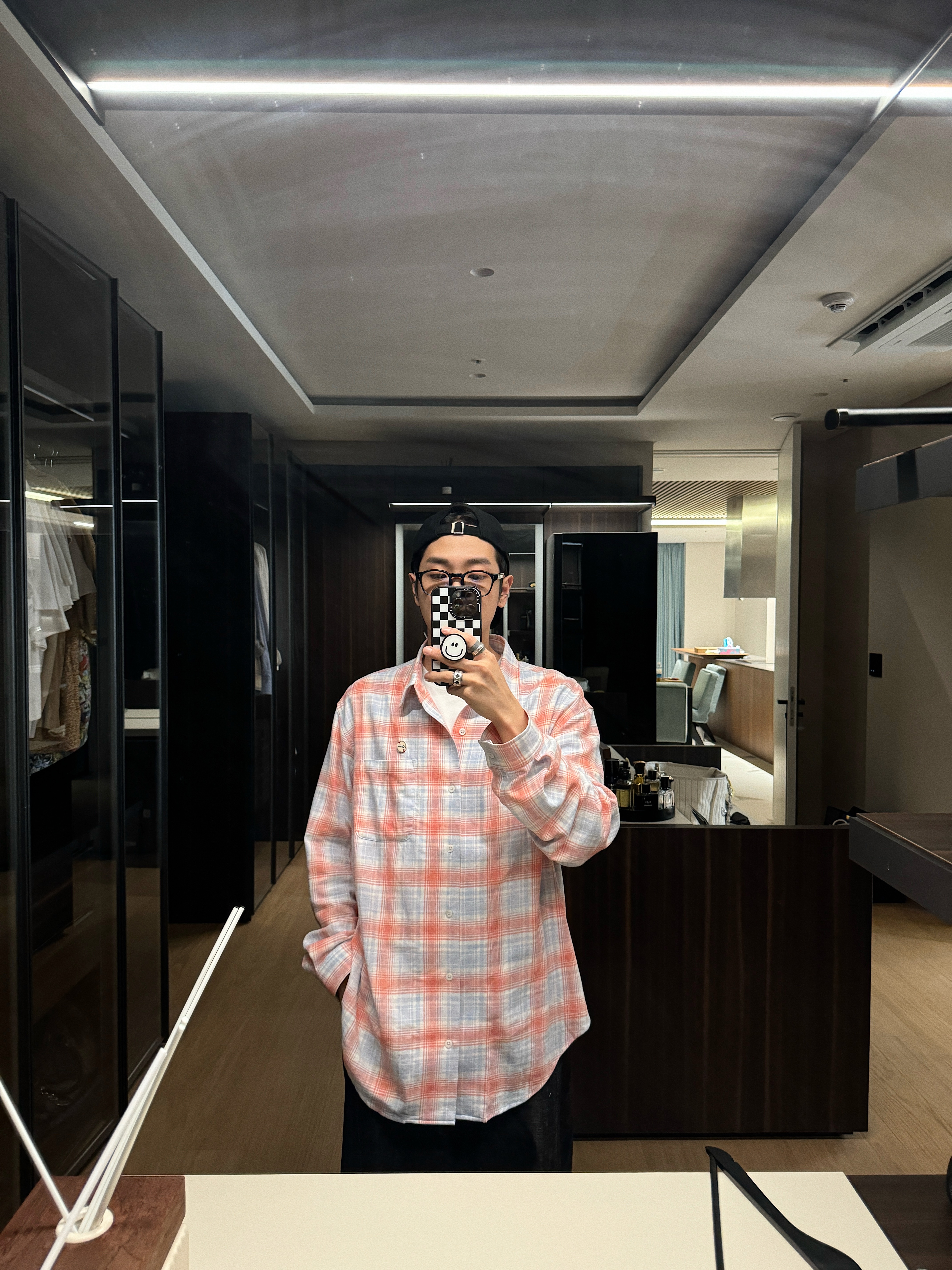 STU Logo Button Check Shirt Red, Satur Vintage Casual Lettering Ball Cap Vintage Gray 착용 스타일 - 1