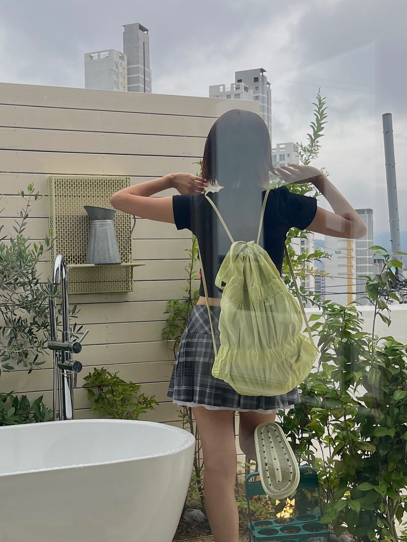 ACOC Tiered Banding Backpack Lime Lemon 착용 스타일 - 3