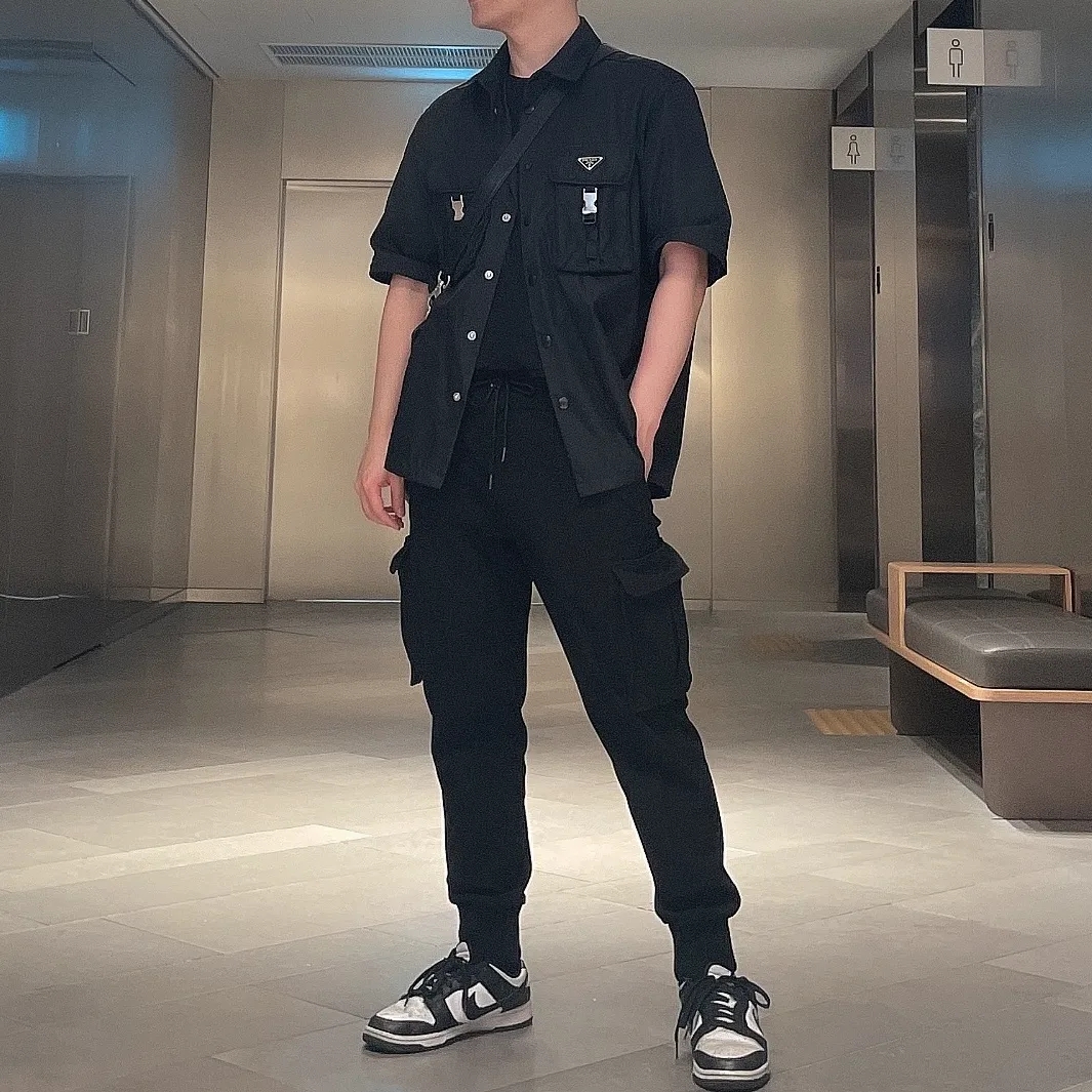 (W) Nike Dunk Low Black, Prada Re-Nylon Shirt Black 착용 스타일