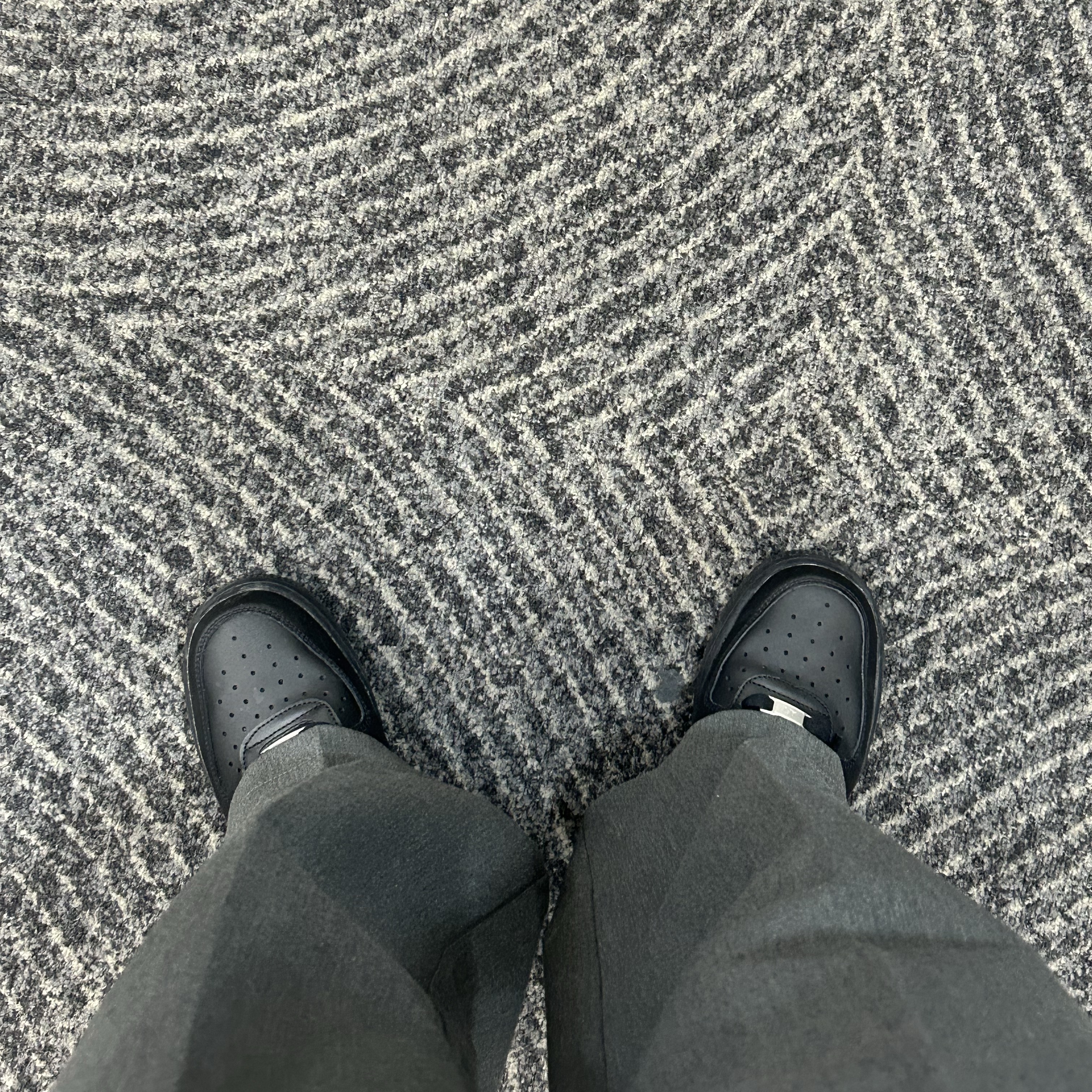(W) Nike Air Force 1 '07 Low Triple Black 착용 스타일 - 2
