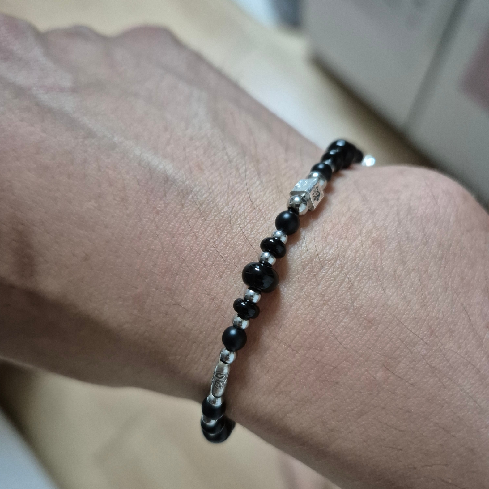 Scudo Garden Karen Beads Bracelet Black 착용 스타일