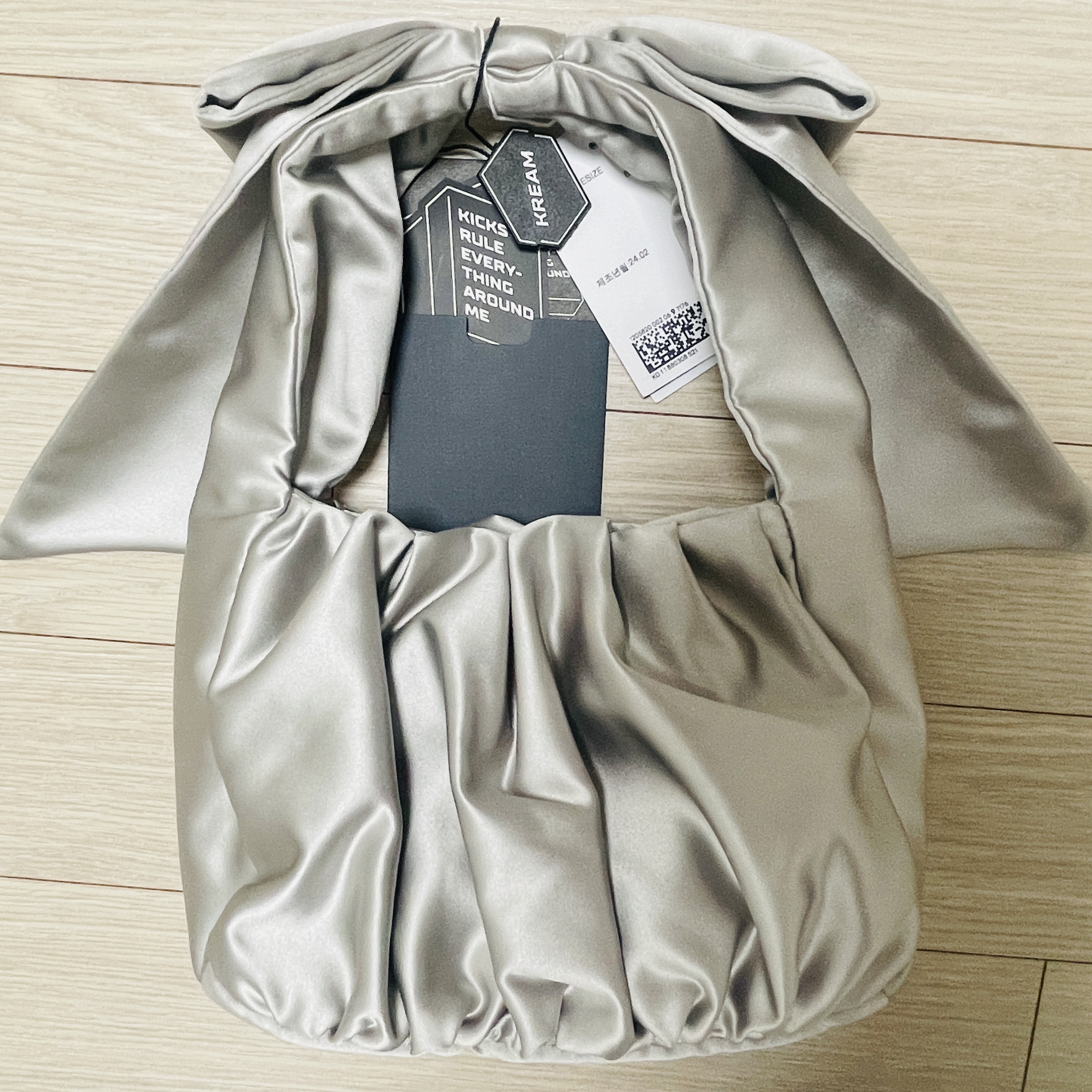 & Other Stories Satin Bow Bag Silver 착용 스타일