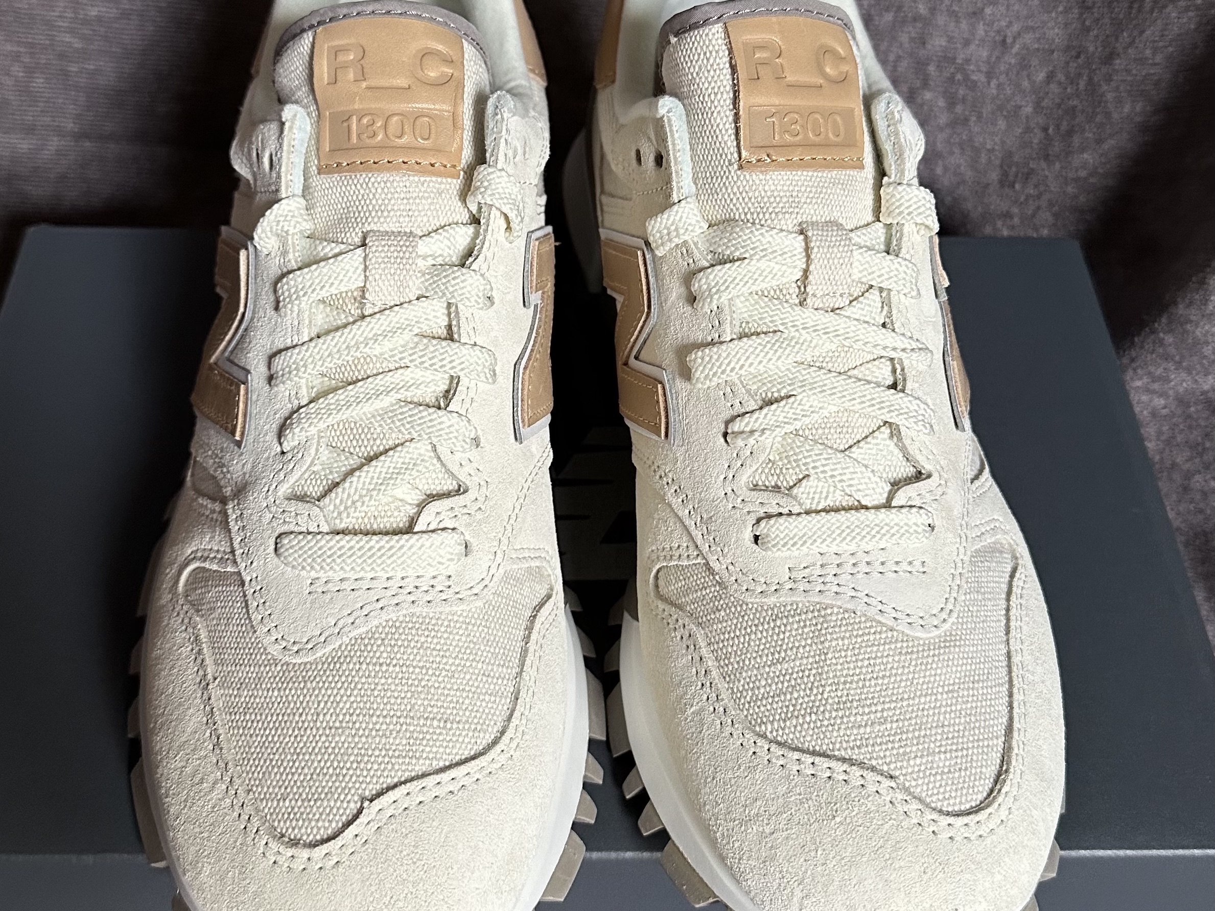 New Balance x Kith 1300 Malibu Angora Sea Salt 착용 스타일 - 4
