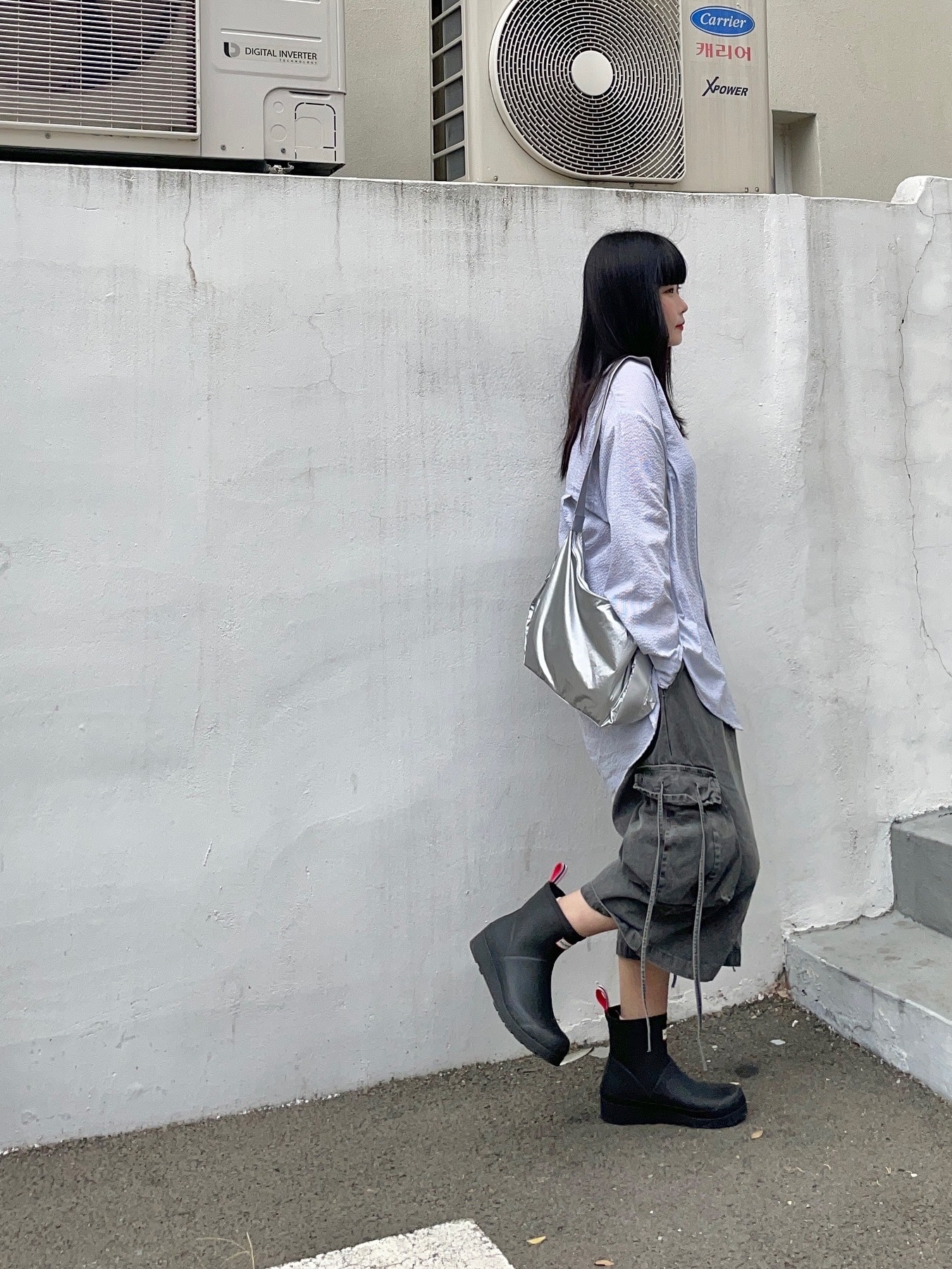 (W) Hunter Play Short Rain Boots Black, Fennec Medium Hobo Silver 착용 스타일 - 1