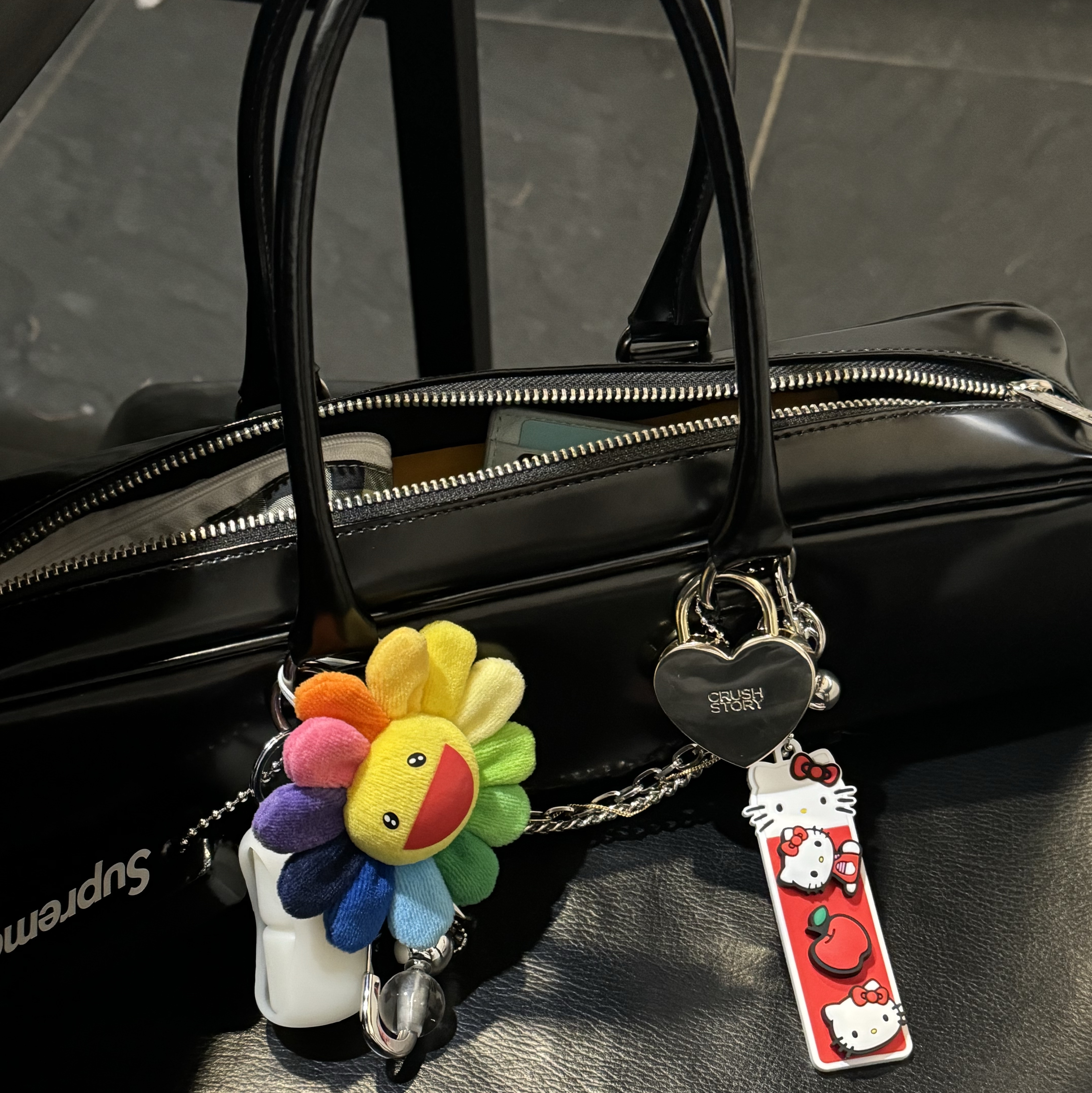 Comme des Garcons Smooth Leather Tote Bag Black, Supreme Floating Keychain Black - 23FW 착용 스타일 - 1