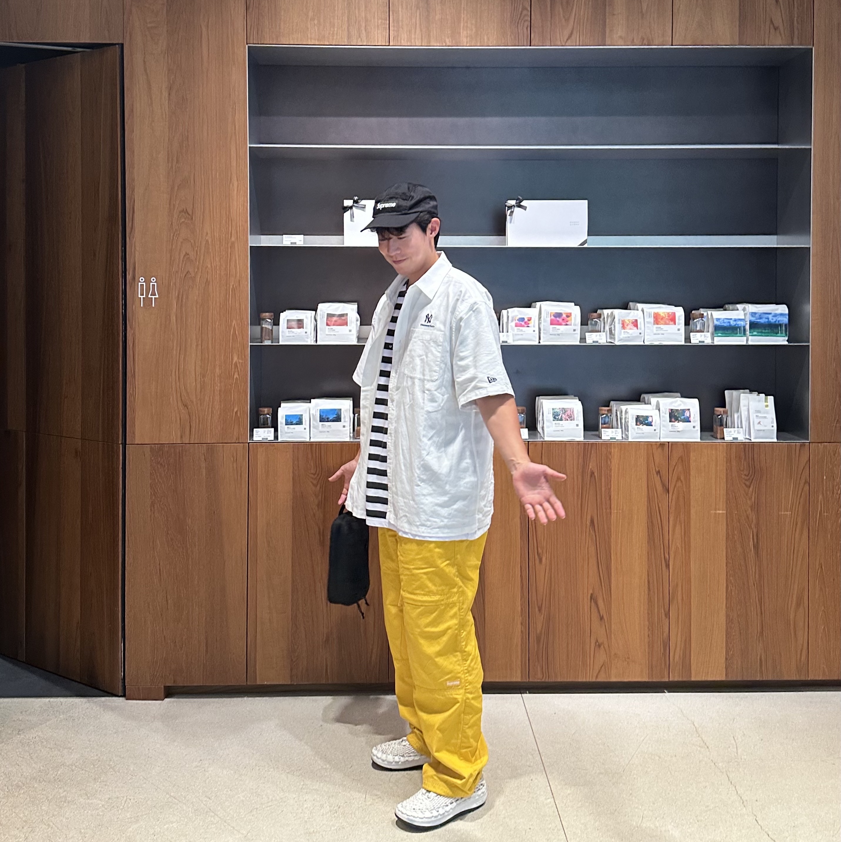 Supreme Overprint Stripe S/S Top Black - 24SS, Supreme Cotton Cinch Pant Yellow - 24SS 착용 스타일