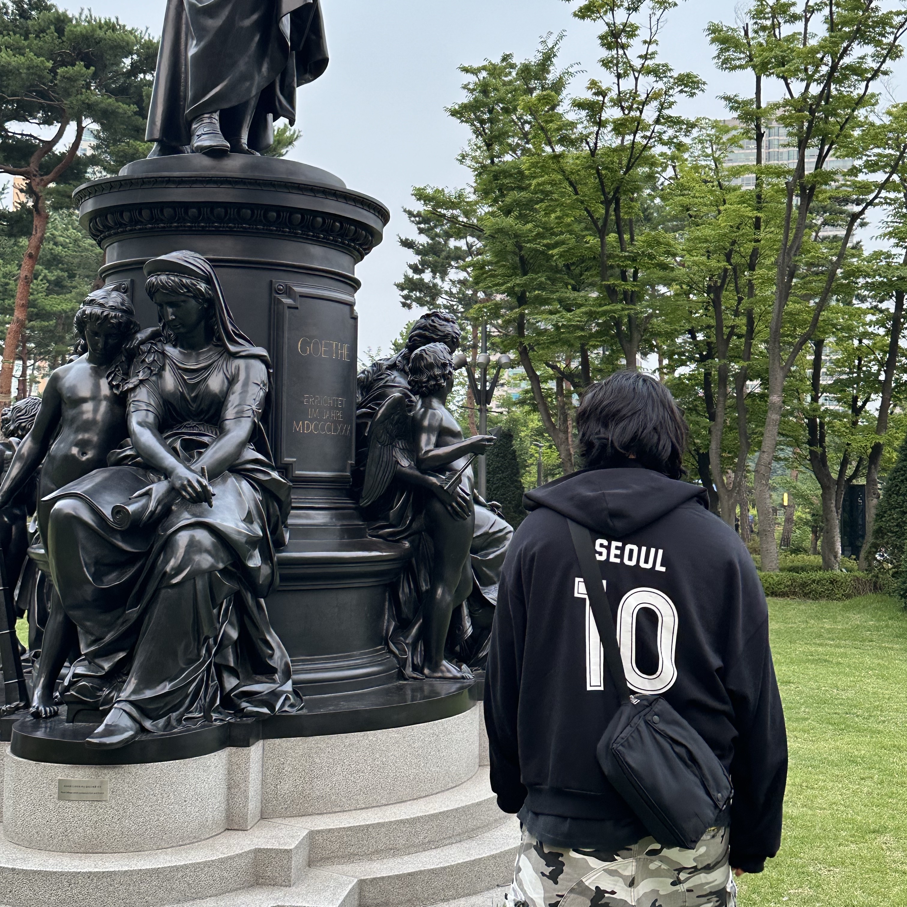 Balenciaga Soccer Series Seoul Soccer Zip-Up Medium Fit Hoodie Black, Project G/R x MFM333. Layered Skirt Camo Cargo Shorts Multi Camo 착용 스타일 - 2