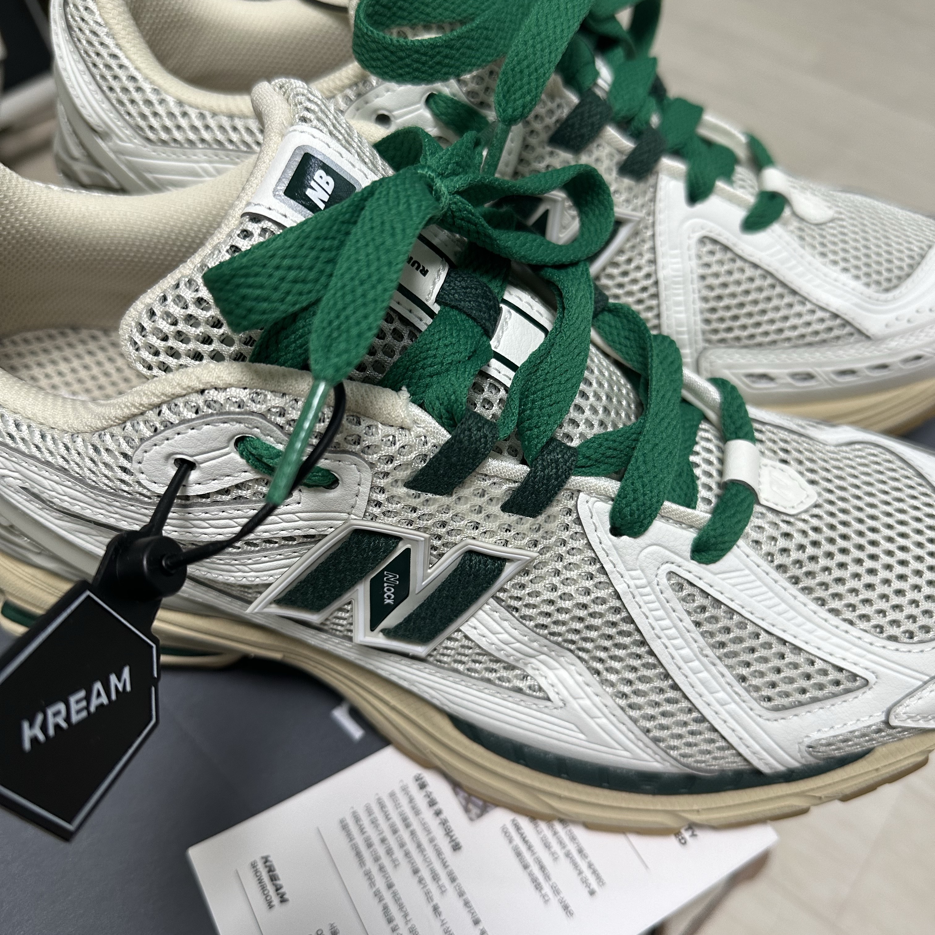 New Balance 1906R Silver Green 착용 스타일 - 2