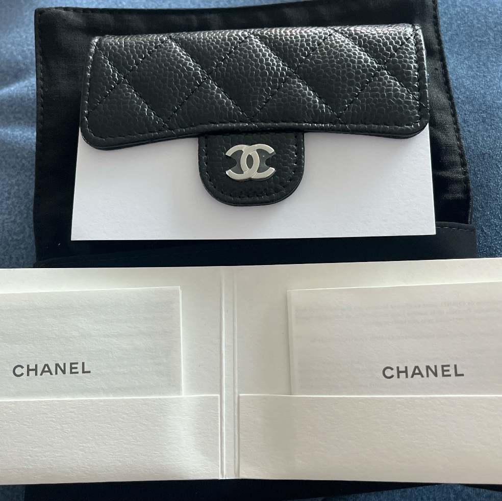 Chanel Classic Card Holder Grained Calfskin & Silver Black 착용 스타일
