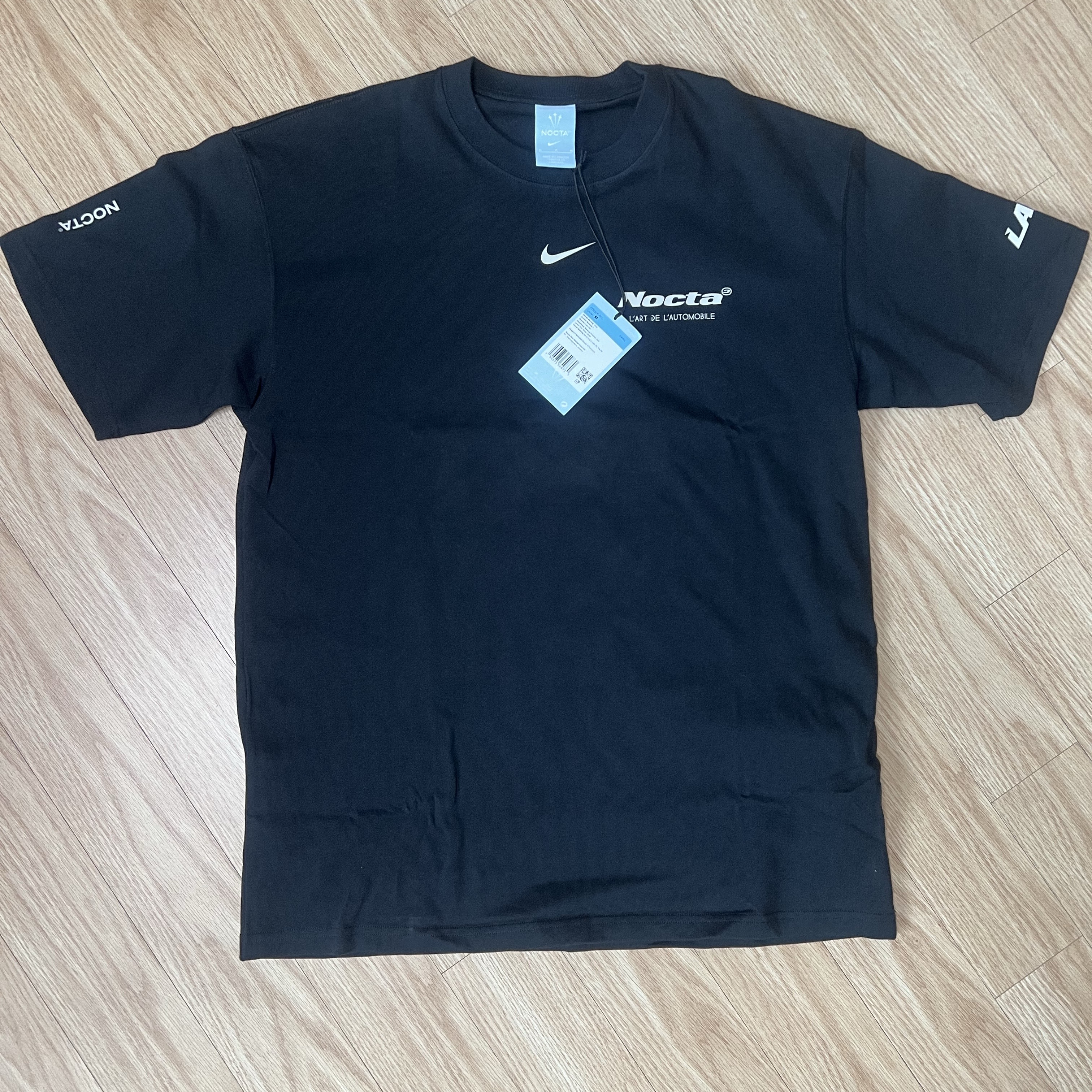 Nike x Drake Nocta x Kar L'Art De L'Automobile Burrow T-Shirt Black (FD2205-010), Nike x Drake Nocta x Kar L'Art De L'Automobile Burrow T-Shirt Black (FD2206-010) 착용 스타일 - 1
