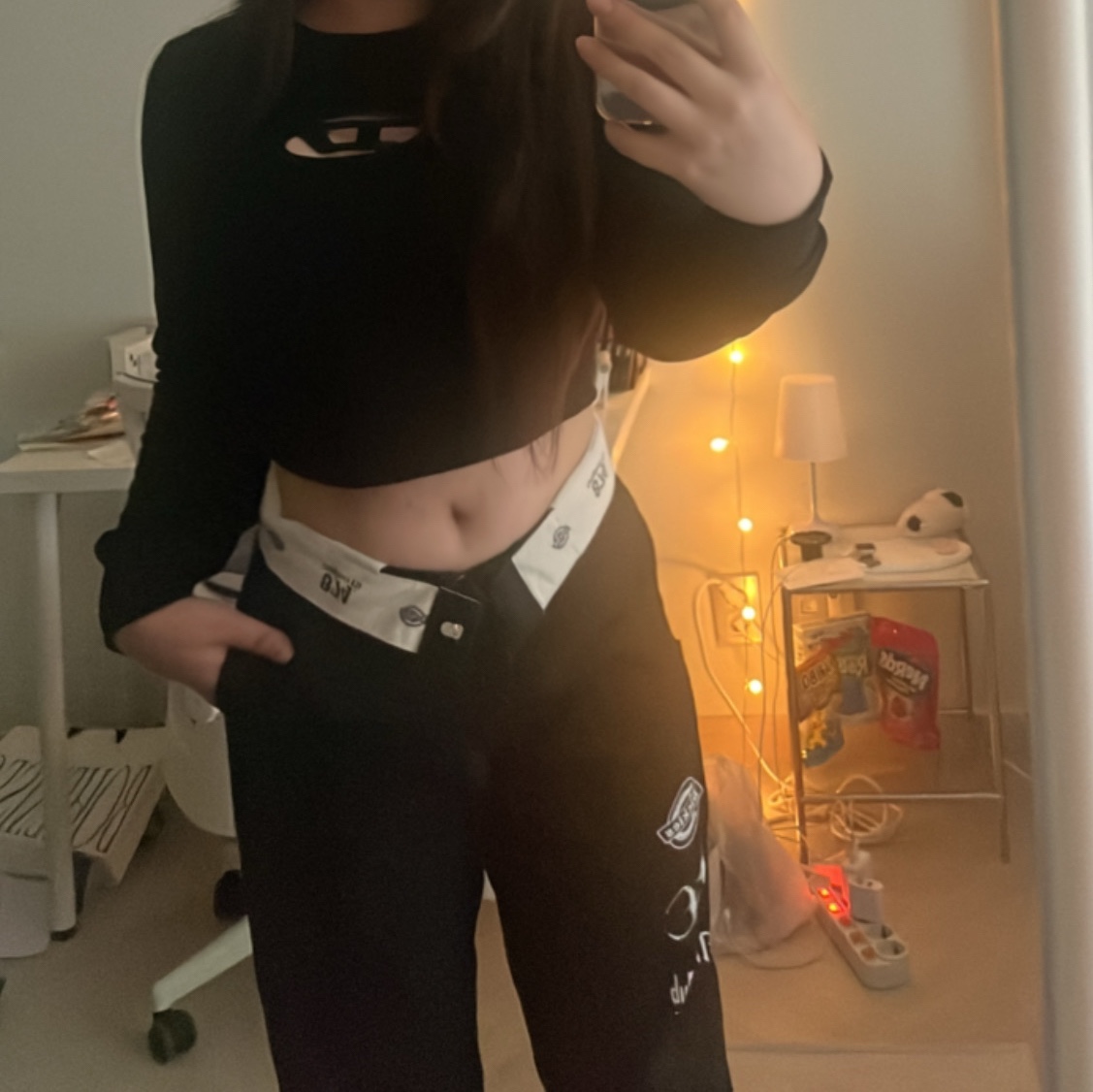 (W) Diesel F-Slimmy-Od Cropped Sweatshirt with Cut-Out Logo Black 착용 스타일 - 1