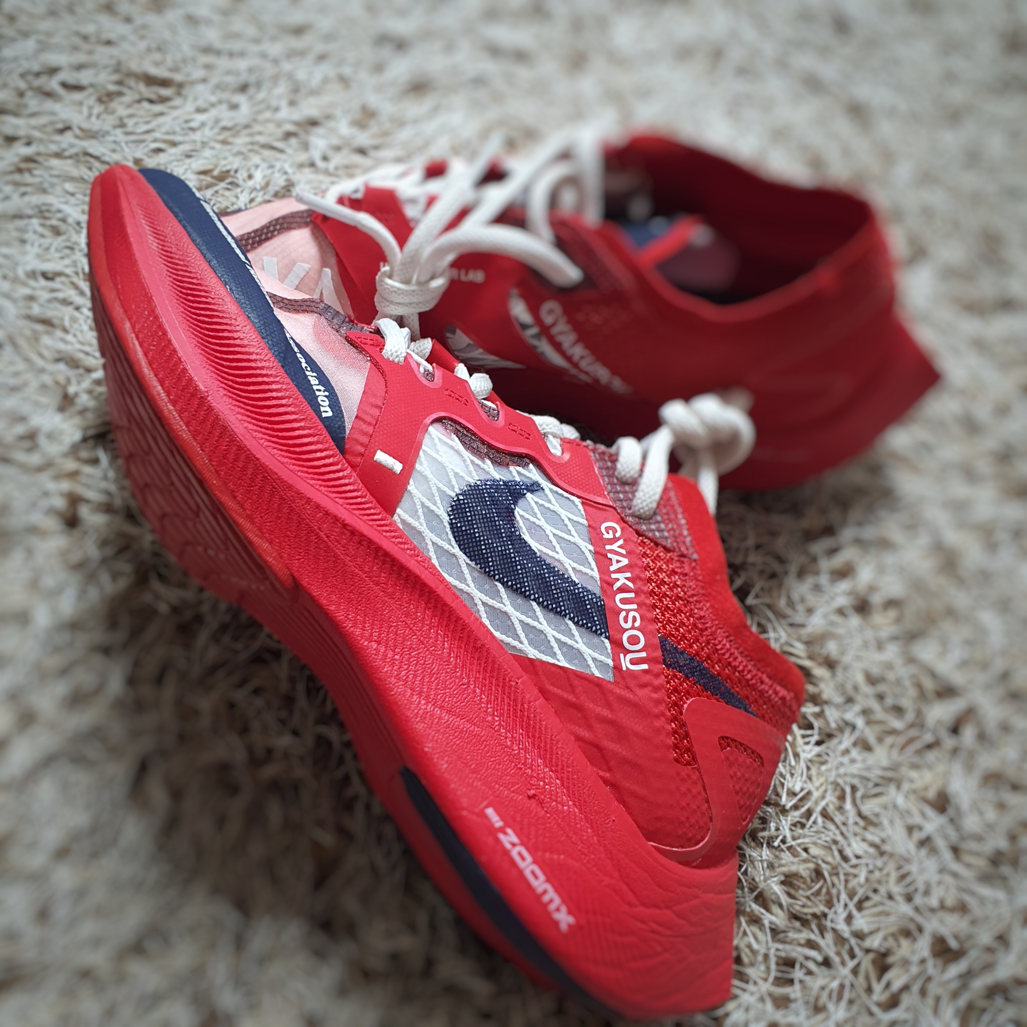 Nike ZoomX Vaporfly Next% 2 BRS White University Gold, Nike x Undercover Gyakusou ZoomX VaporFly Next% University Red 착용 스타일 - 4