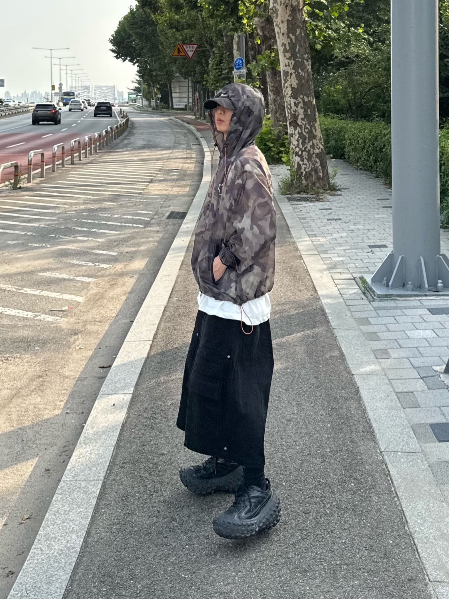 Nos Couleurs x Koin Rivet Carpenter Shorts Black, Balenciaga Defender Sneakers Black 착용 스타일 - 5