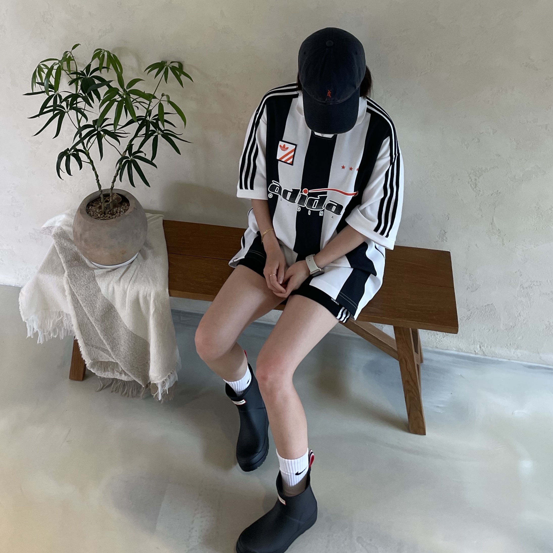 (W) Hunter Play Short Rain Boots Black, Adidas Trefoil Logo Play Football Graphic S/S Polo T-Shirt White - KR Sizing 착용 스타일 - 2