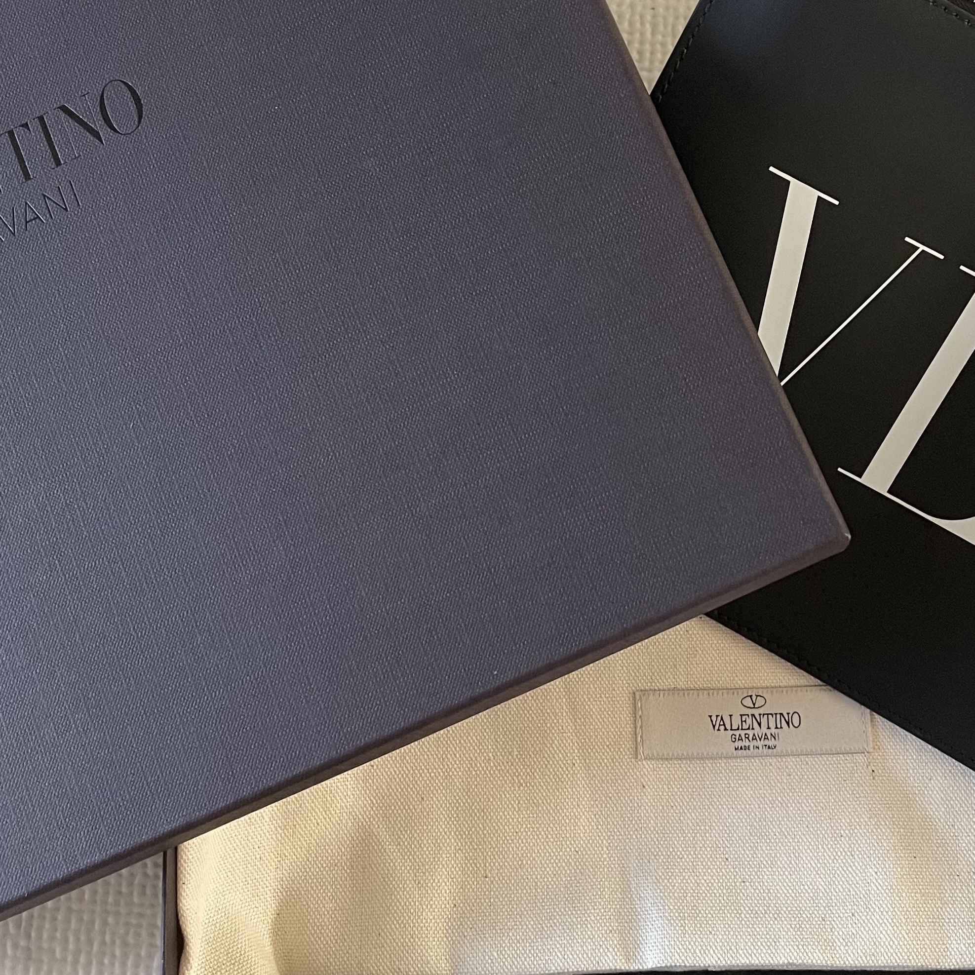 Valentino Calfskin Pouch Black White 착용 스타일