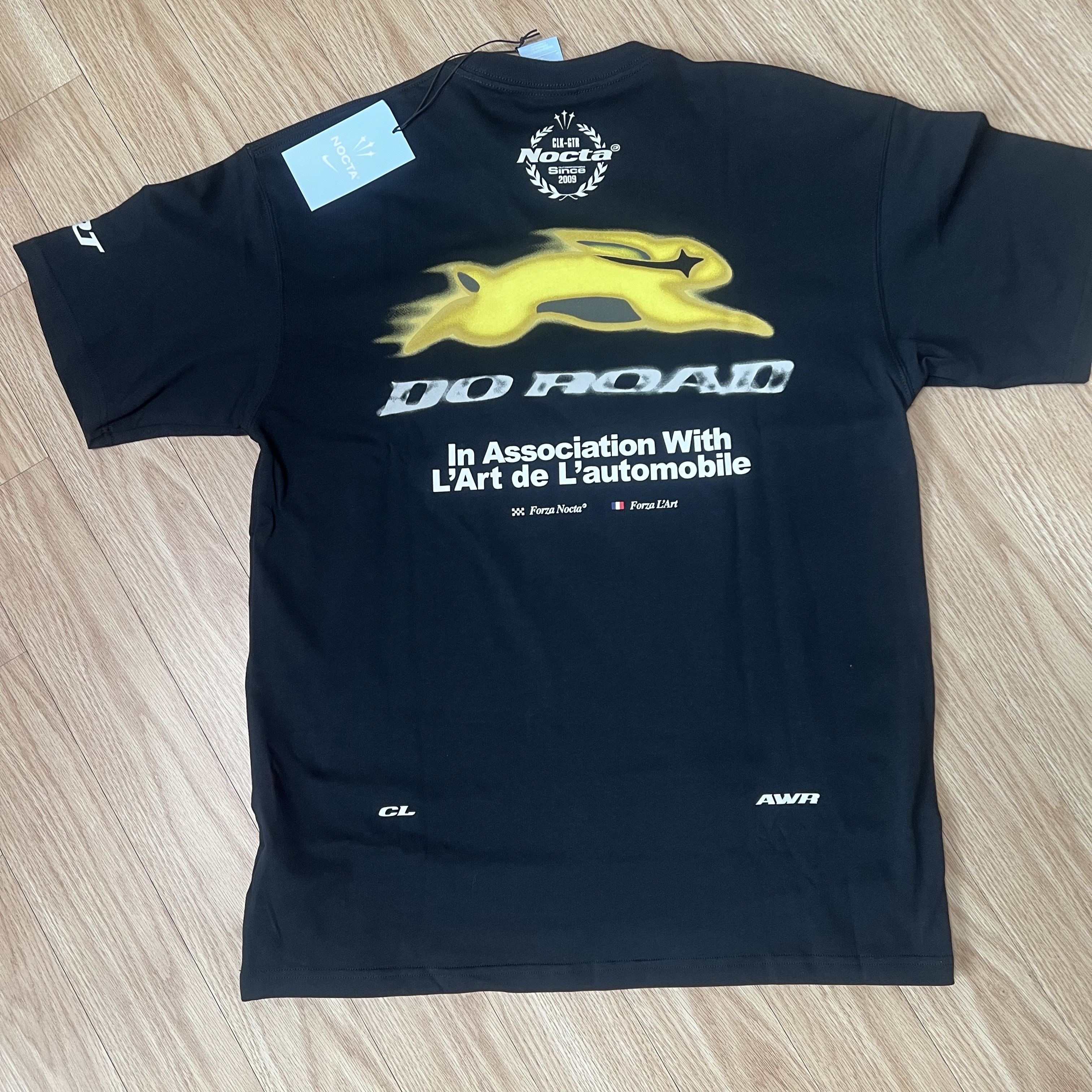Nike x Drake Nocta x Kar L'Art De L'Automobile Burrow T-Shirt Black (FD2205-010), Nike x Drake Nocta x Kar L'Art De L'Automobile Burrow T-Shirt Black (FD2206-010) 착용 스타일 - 2