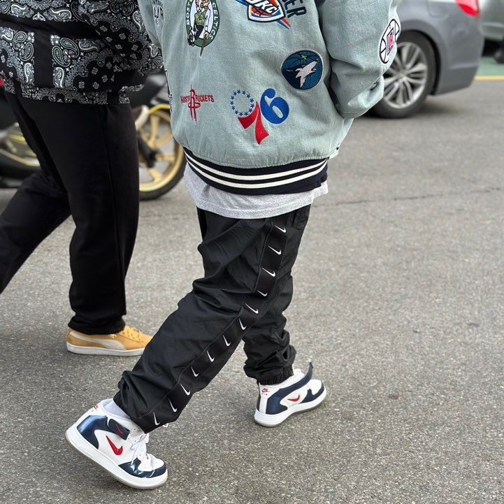 Supreme x Nike NBA Teams Warm-Up Jacket Denim - 18SS, Nike Air Force 1 Mid QS University Red and Midnight Navy 착용 스타일 - 2