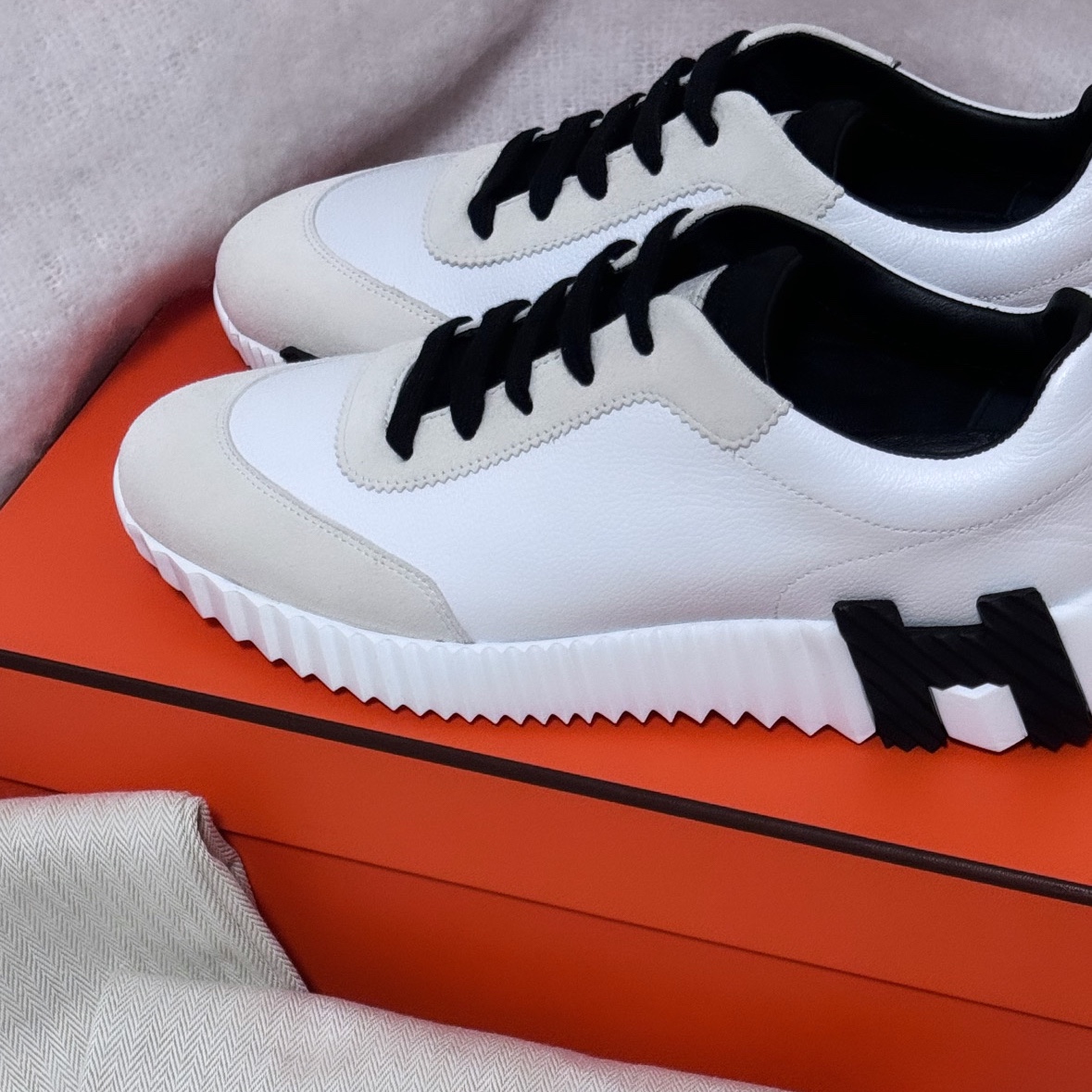 (W) Hermes Bouncing Sneakers Sport Suede Goatskin & Blanc Noir 착용 스타일