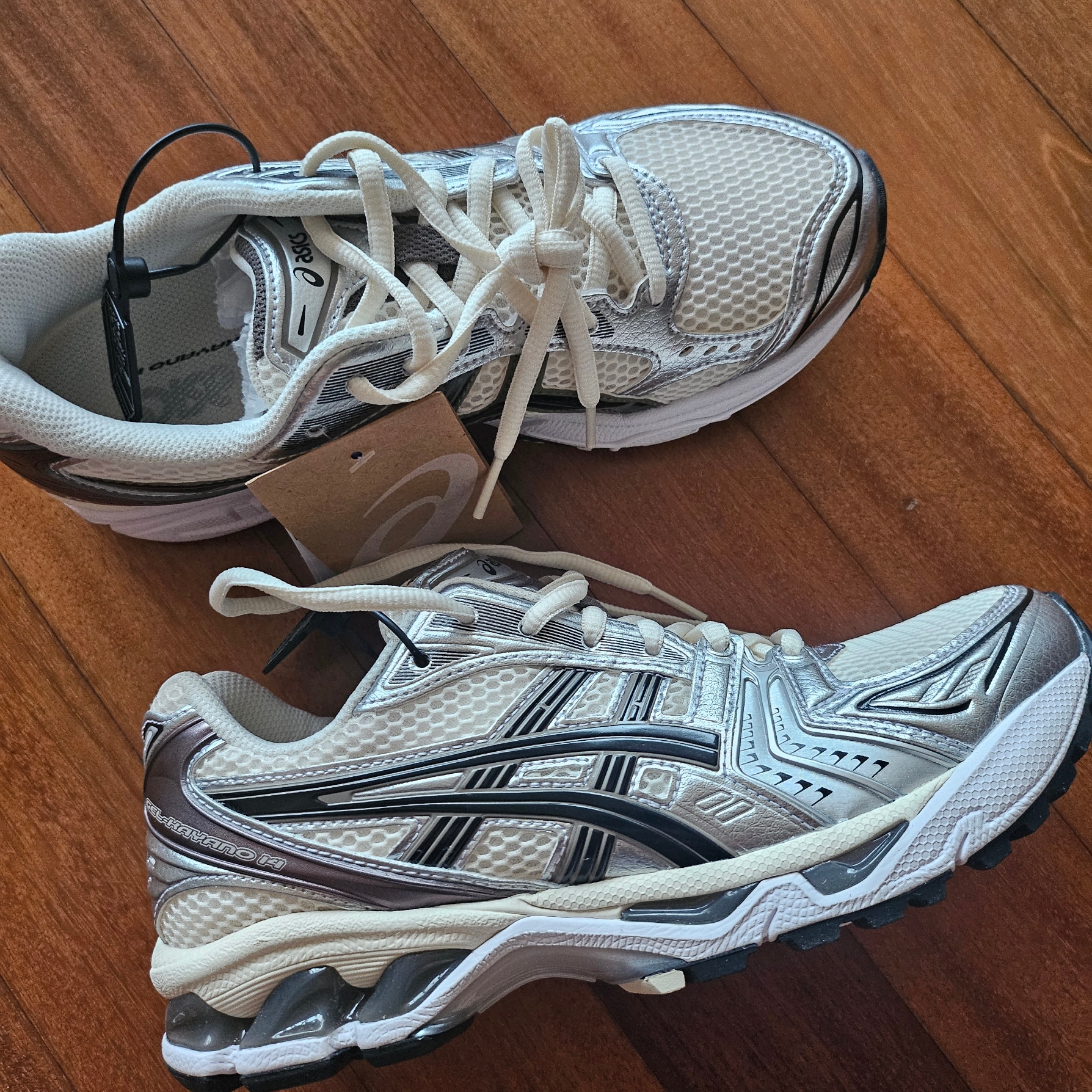Asics Gel-Kayano 14 Cream Black 착용 스타일
