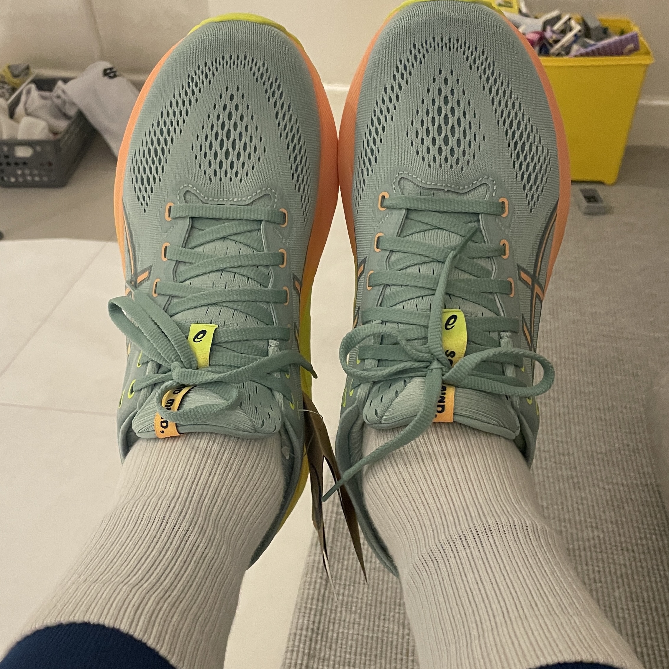 Asics Gel-Kayano 31 Paris Light Celadon Safety Yellow 착용 스타일 - 1